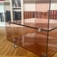 Table basse Michel Dumas en Plexiglas fumé 