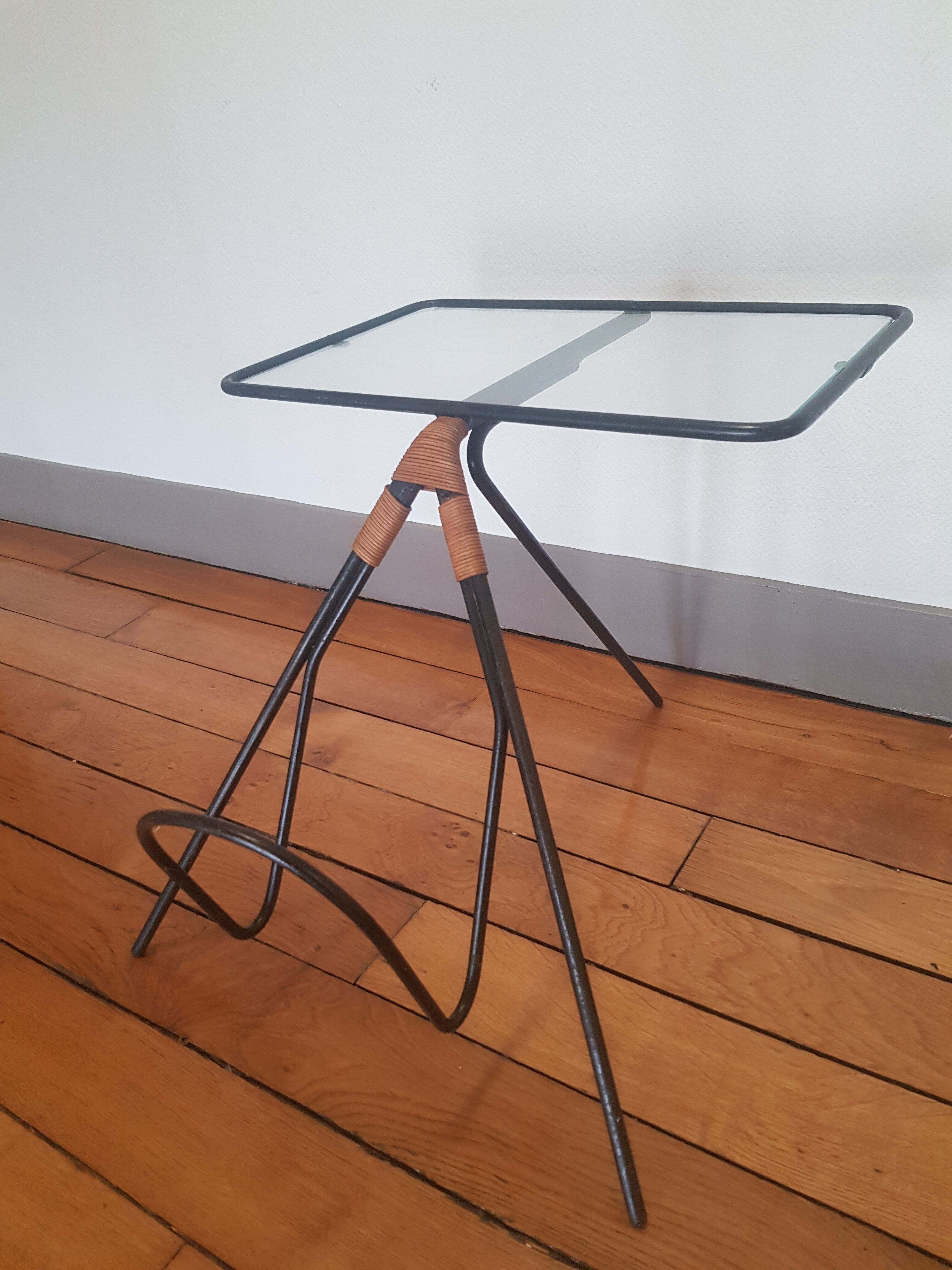 Coffee table/review holder