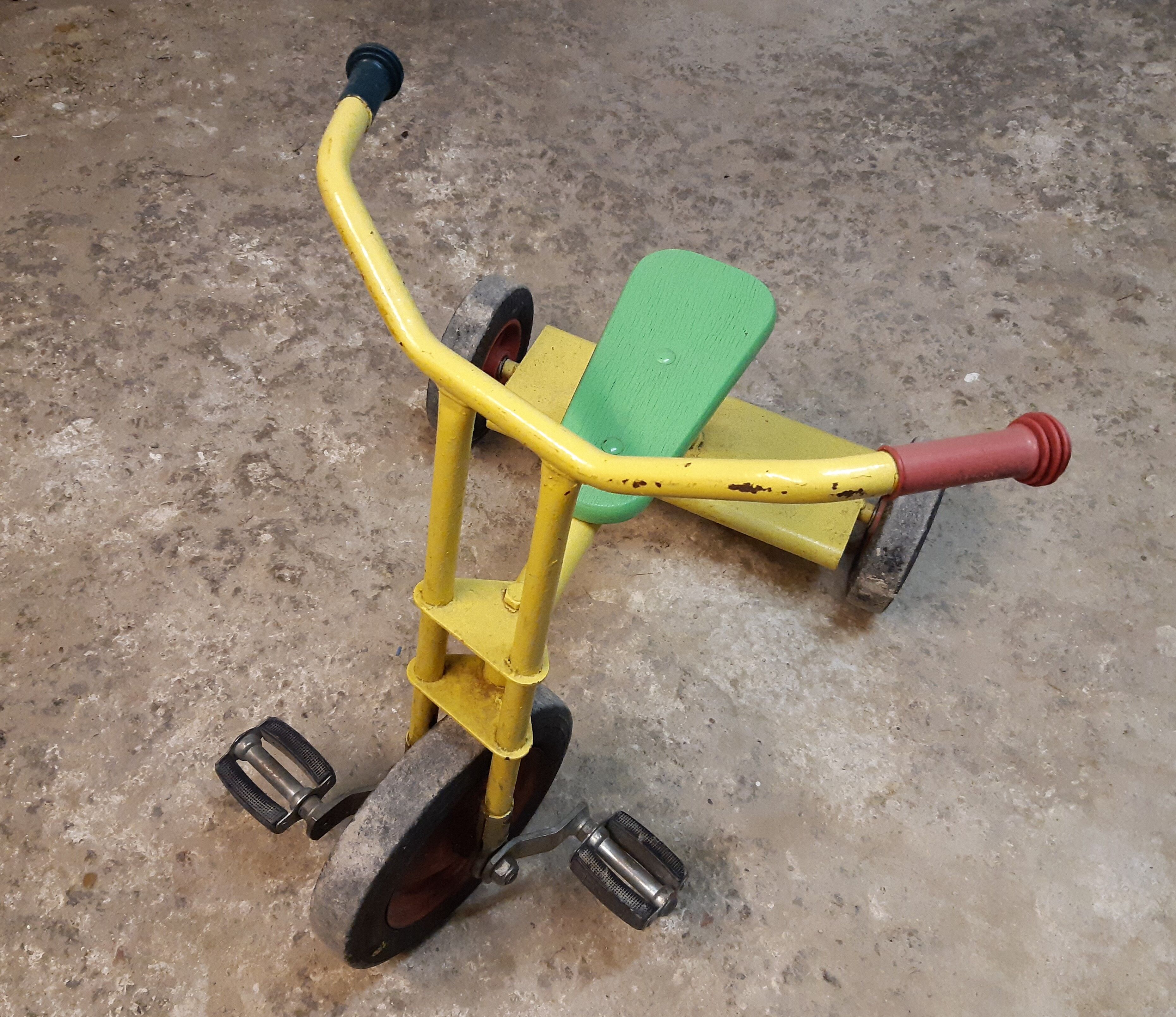 Tricycle 2-4 ans d'école vintage