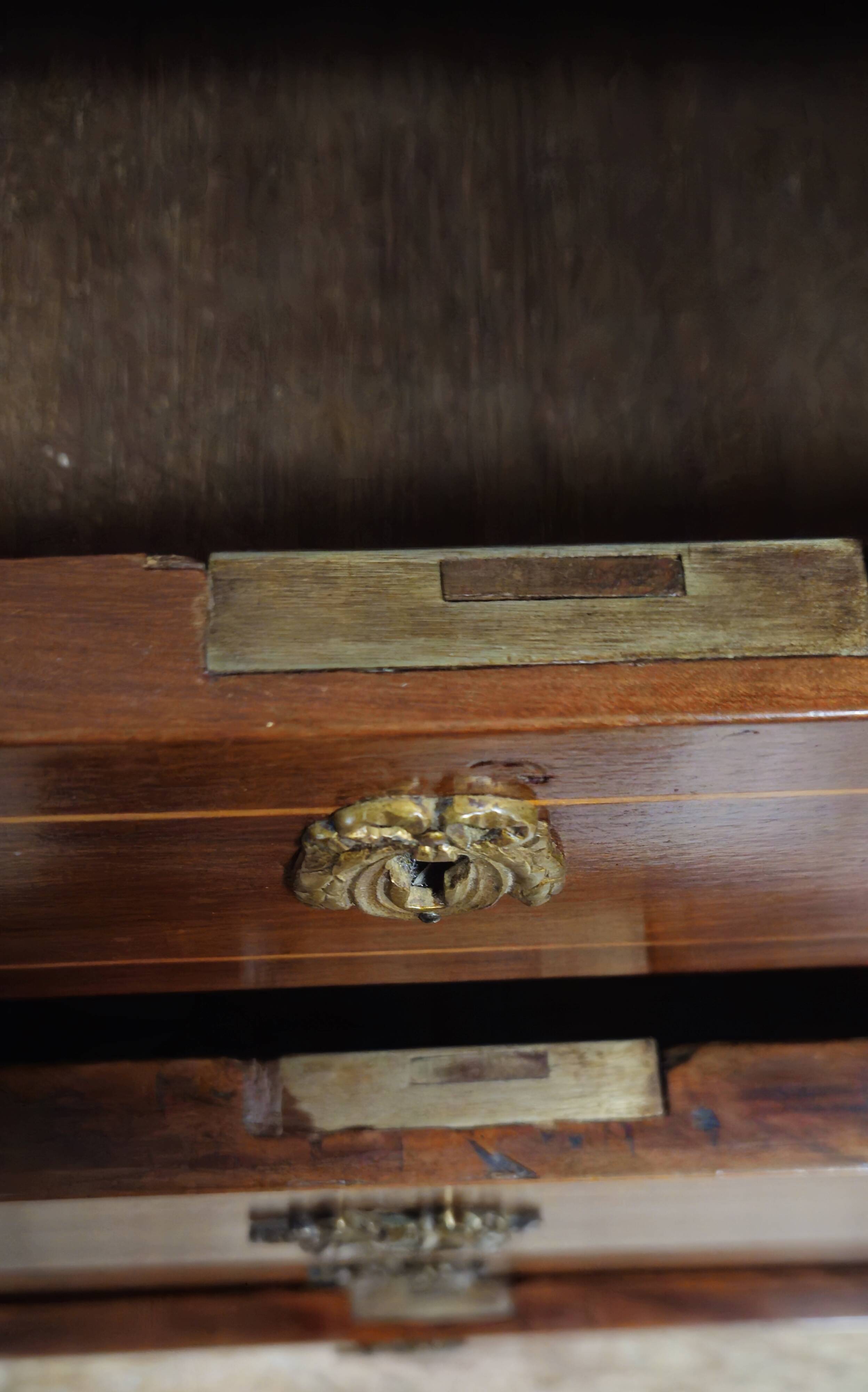Commode ancienne époque Louis XVI en acajou et filets avec plateau marbre