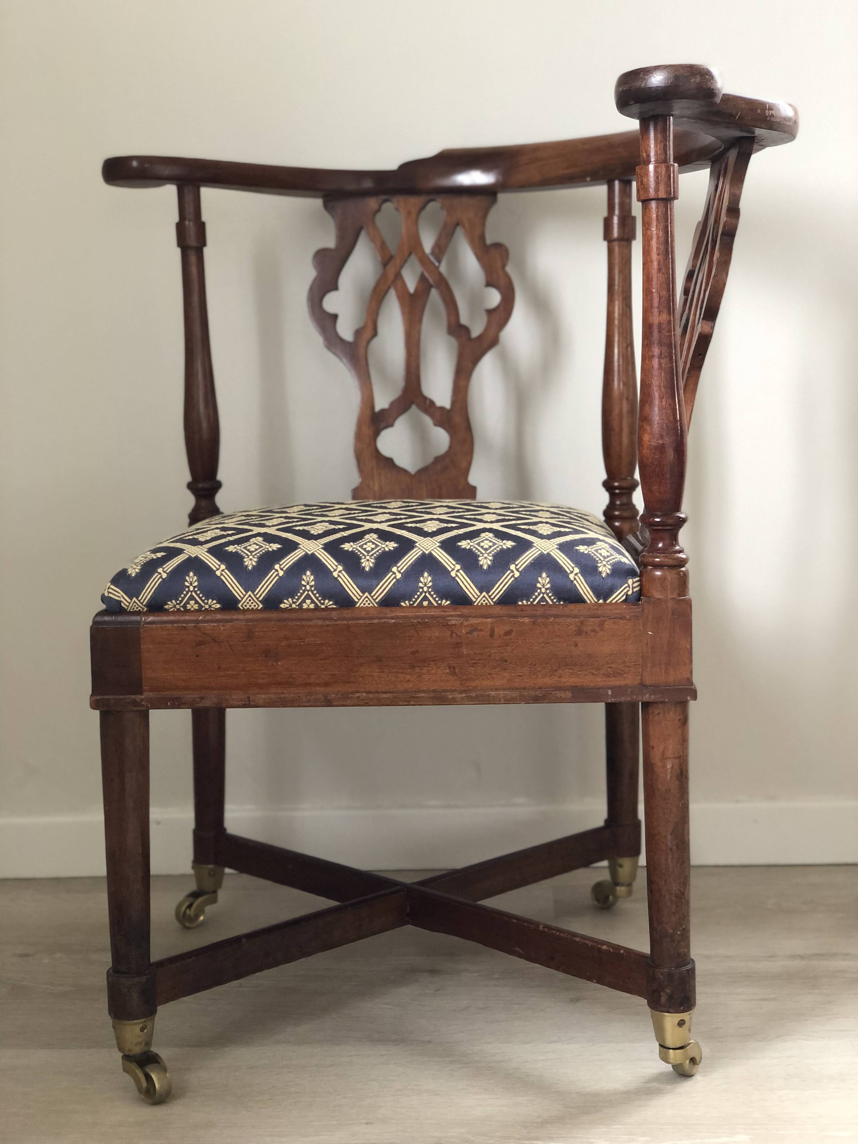 Chaise d'angle géorgienne en acajou sur roulettes, XIXe siècle