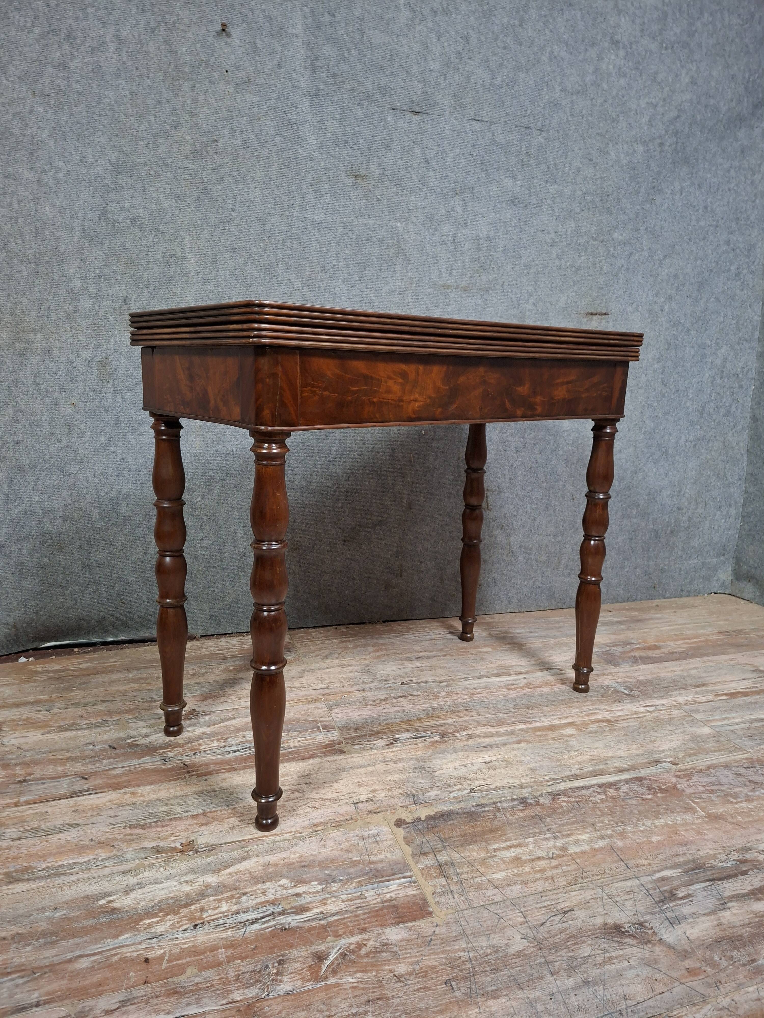Mahogany game table – Louis-Philippe period, 19th century