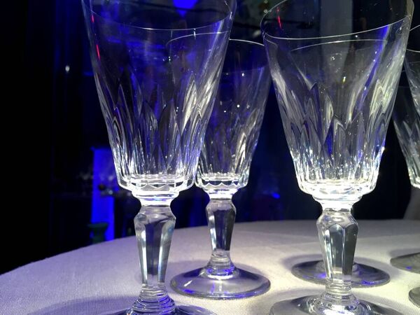 Suite de 11 verres a pied a vin rouge baccarat modele carcassonne