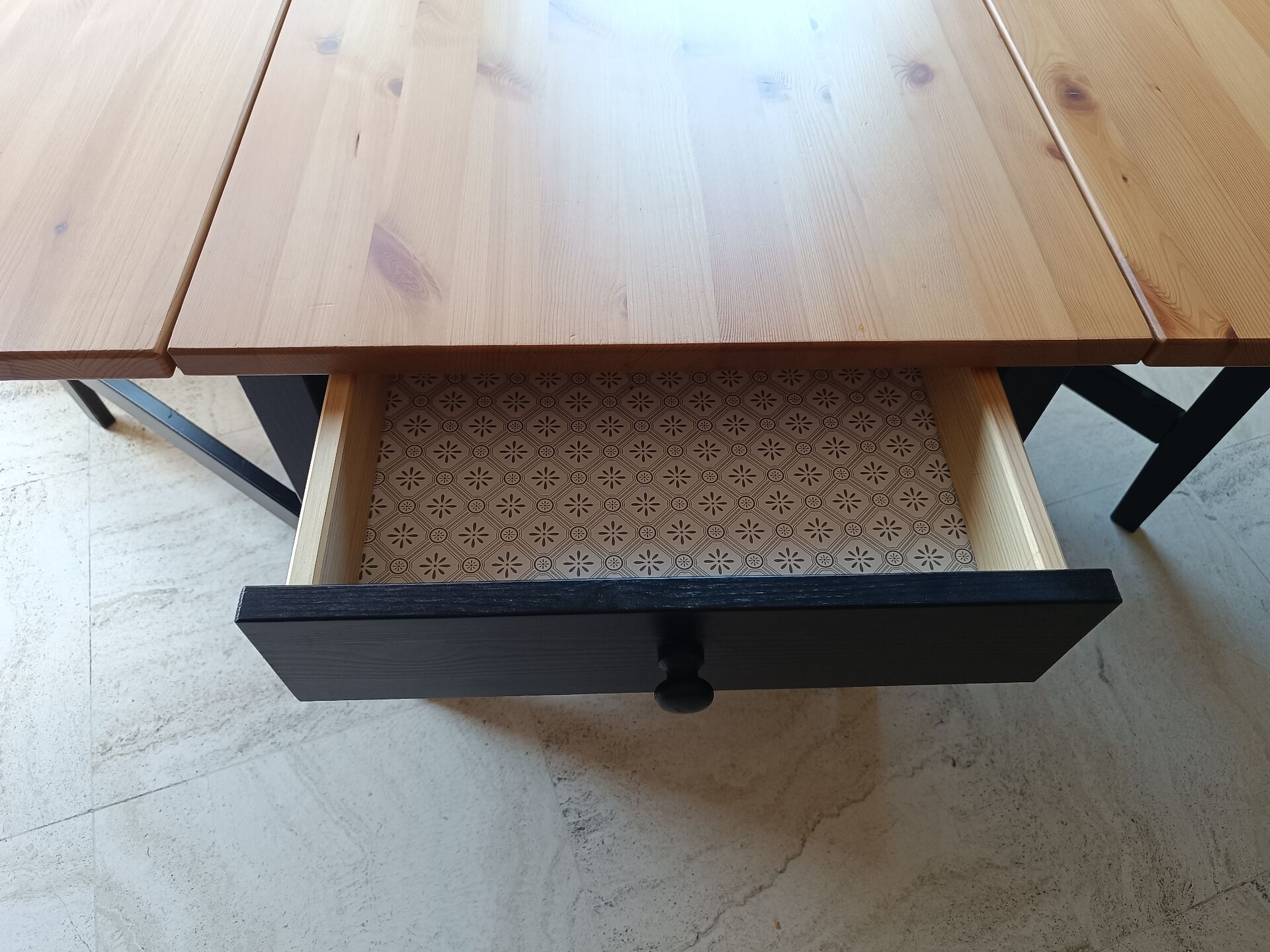 Retractable coffee table