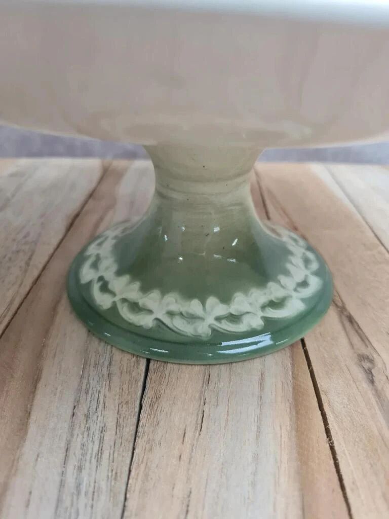Compotier ancien sur pied Lunéville St Clément décor trèfles vert