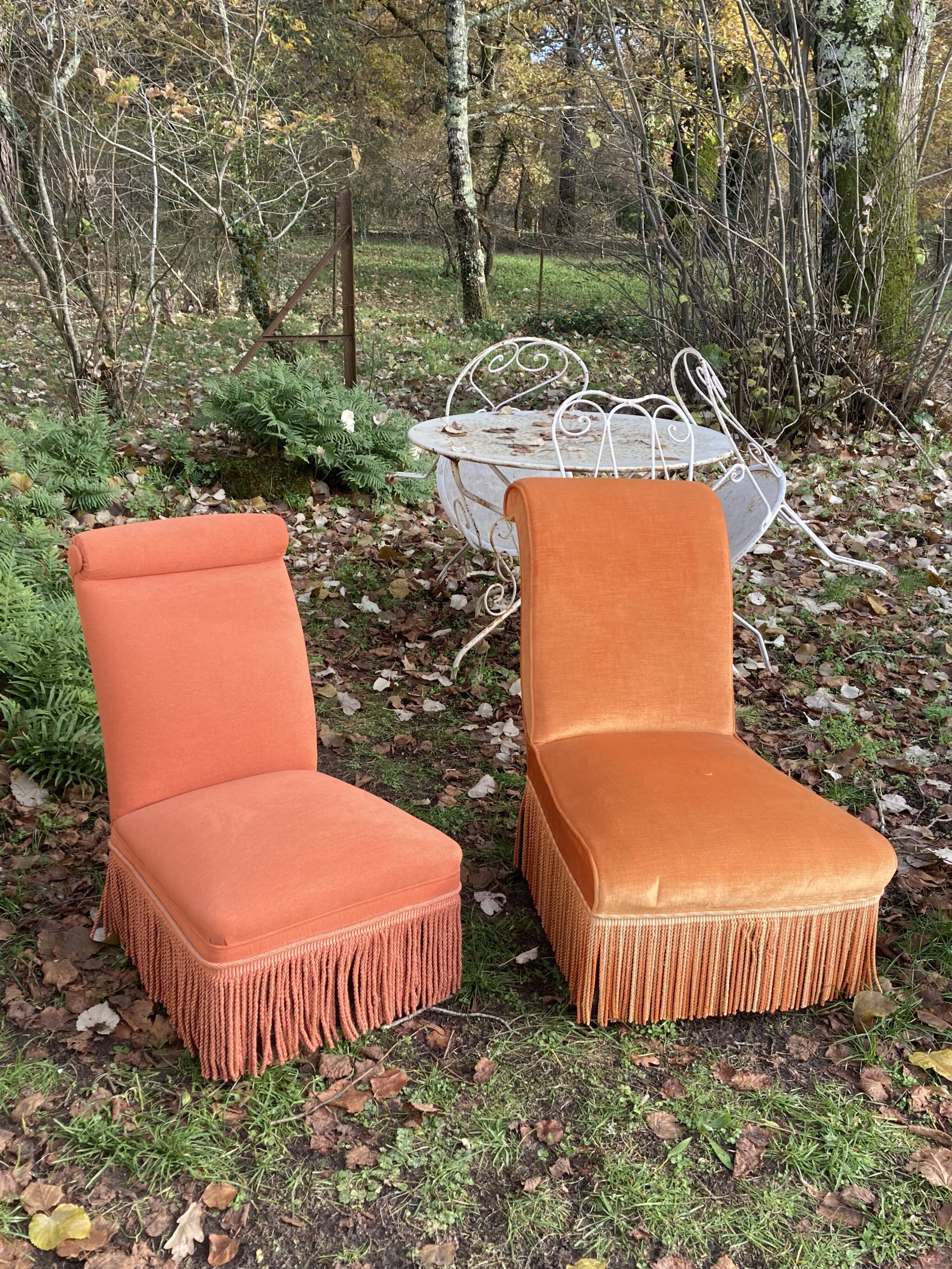 Paire de chauffeuses crapaud en velours à frange orange vintage