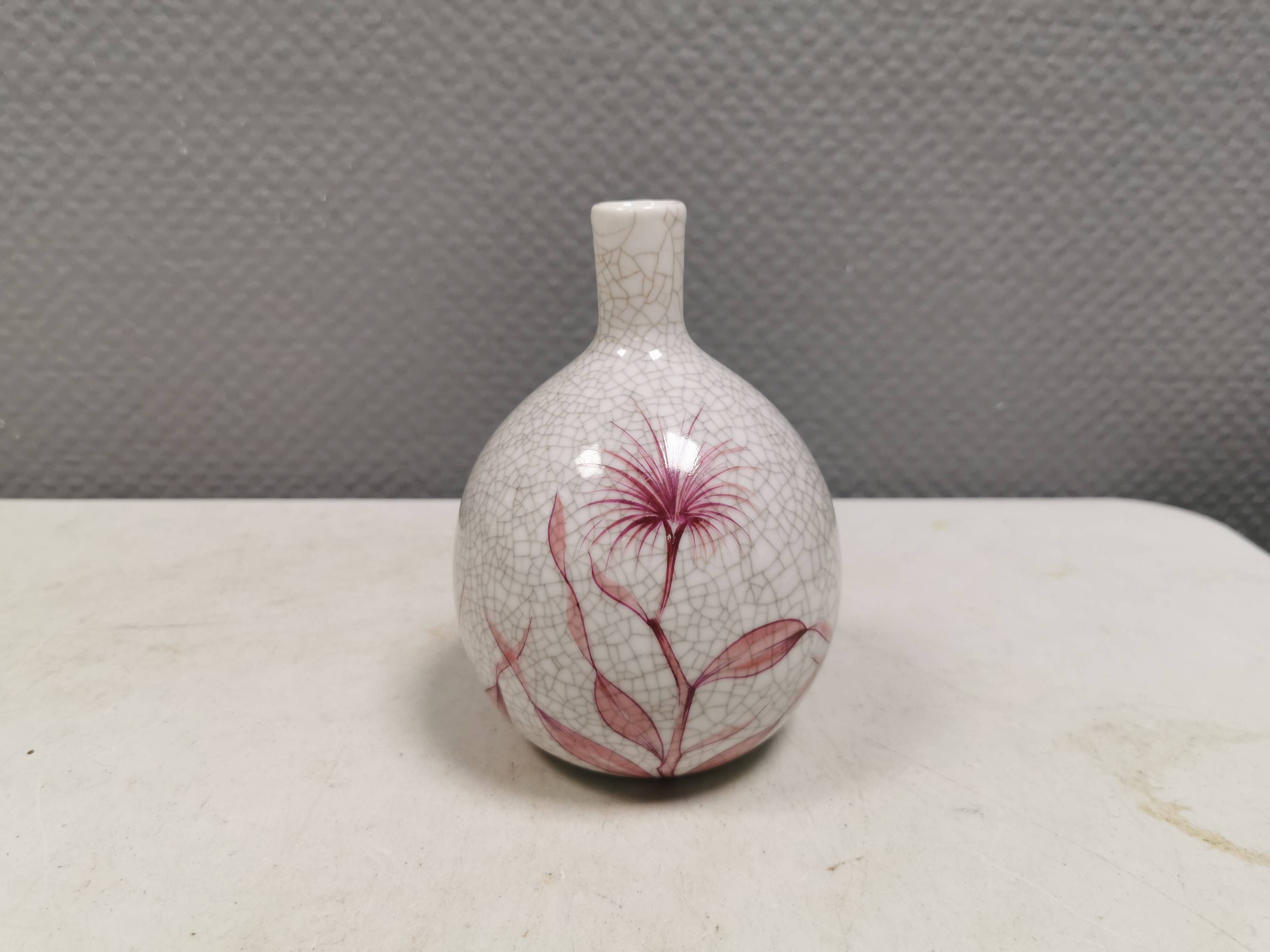 A vase in crackled porcelain with pink decoration. Germany 1930s