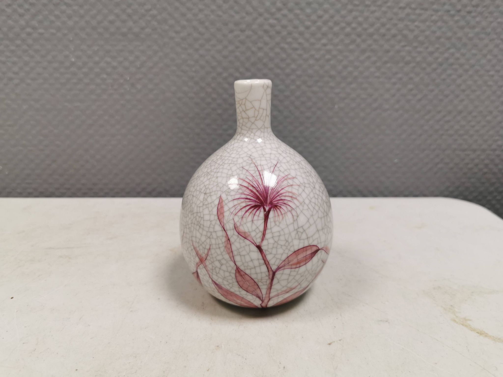 A vase in crackled porcelain with pink decoration. Germany 1930s