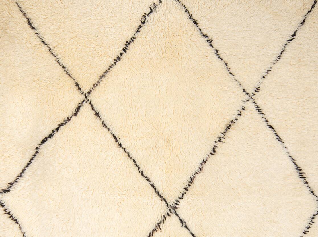 Tapis berbere beni ourain ecru avec losanges noirs 200 x 155 cm