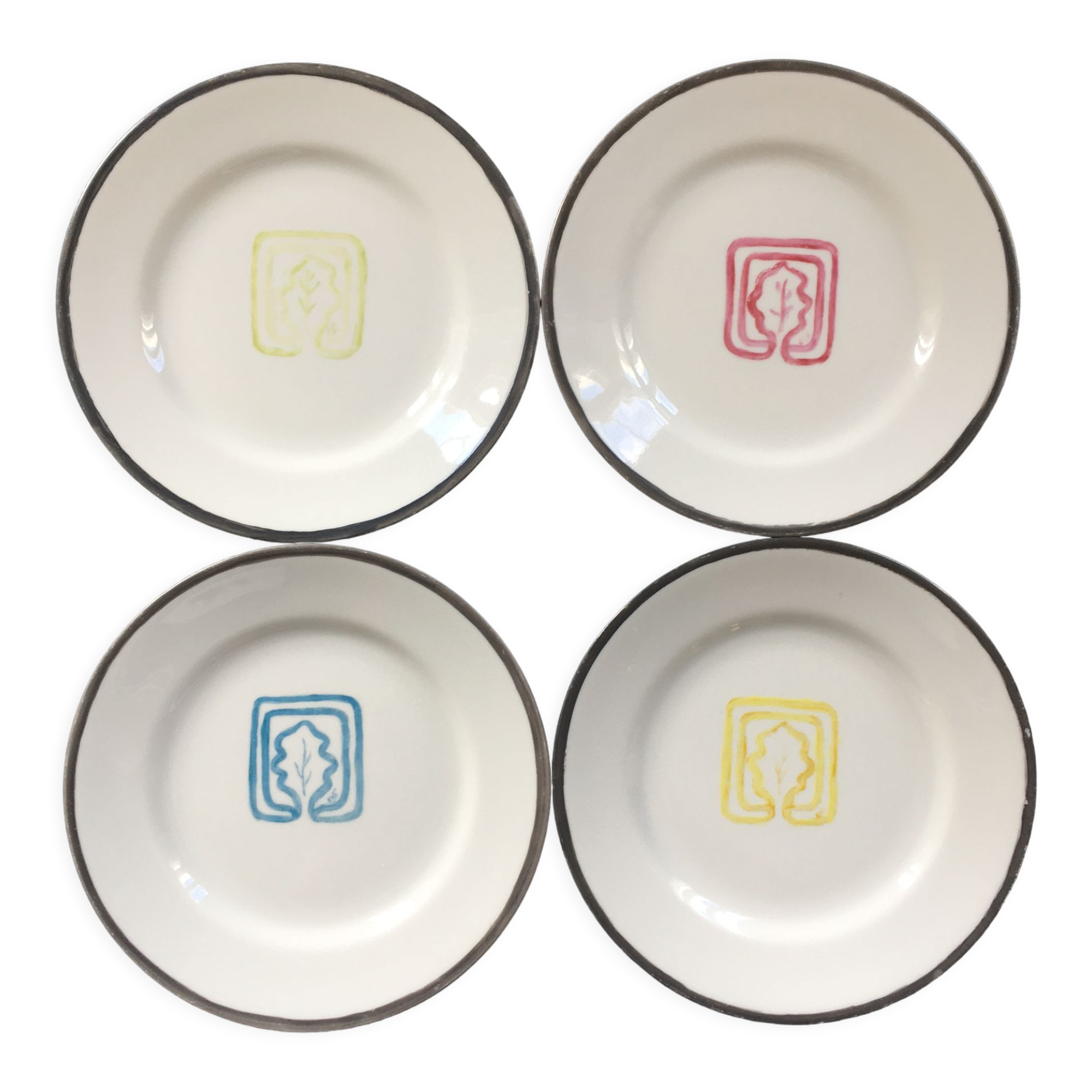 Set of 4 plates with oak leaf decoration