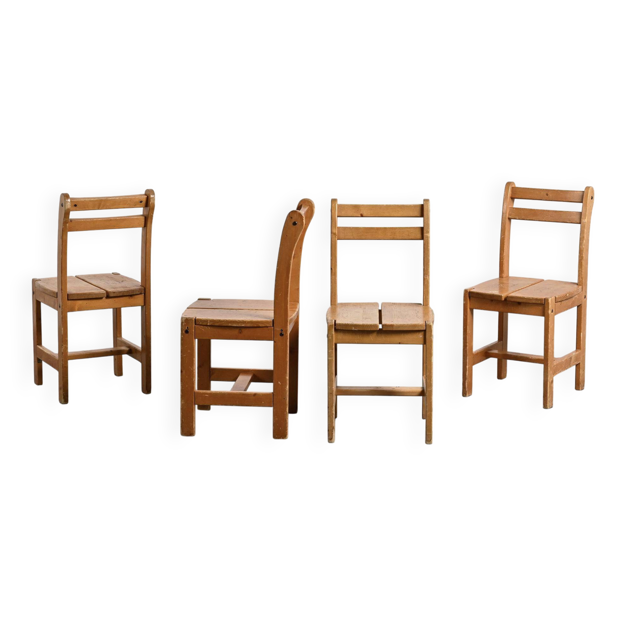 Suite de quatre chaises en pin, travail français, circa 1970