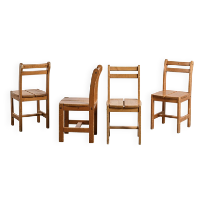 Suite de quatre chaises en pin, travail français, circa 1970