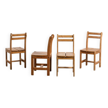 Suite de quatre chaises en pin, travail français, circa 1970