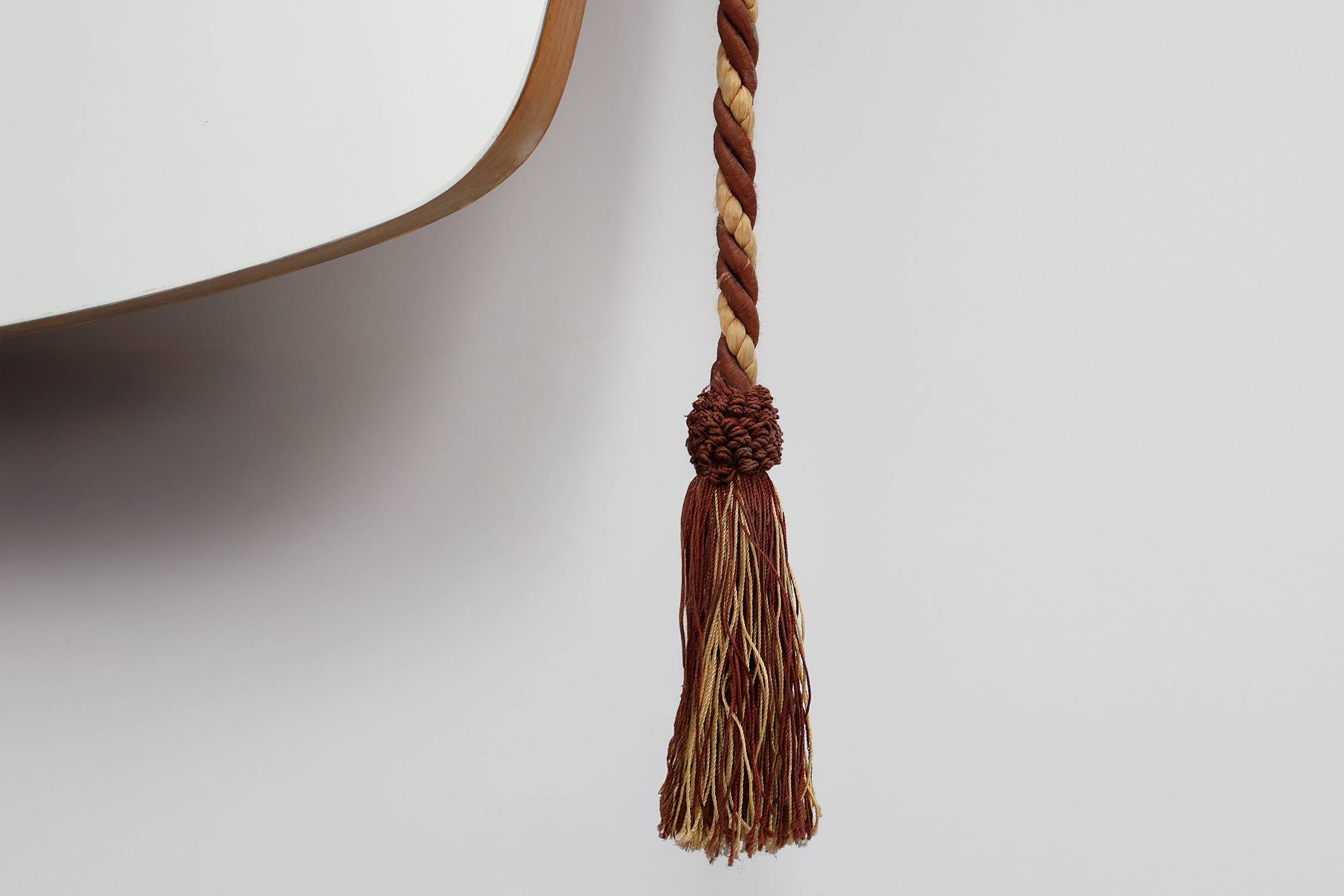 Miroir triangulaire organique vintage avec dos en bois, Belgique années 1960