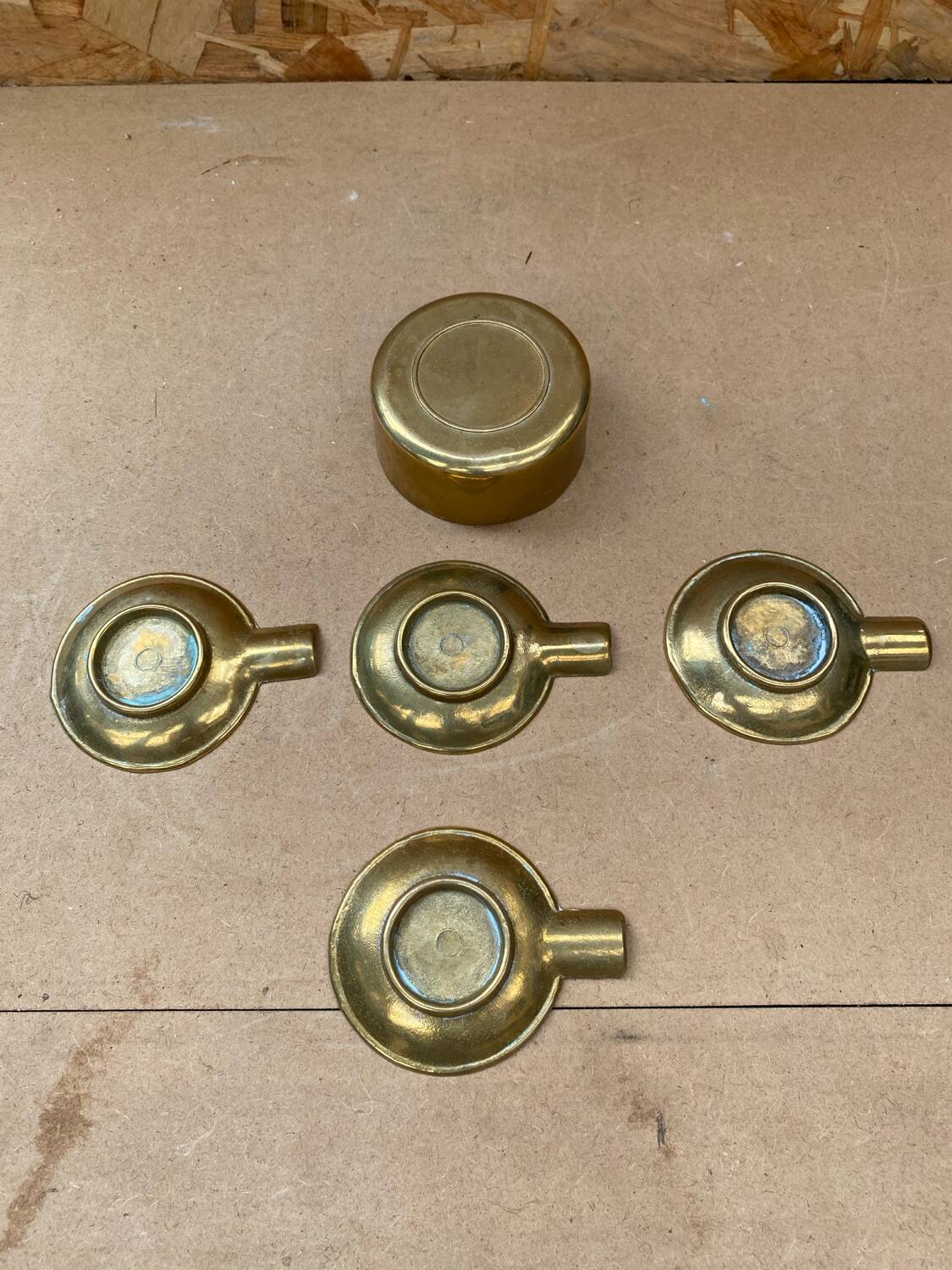 Series 5 old stackable gold metal ashtrays + vintage support