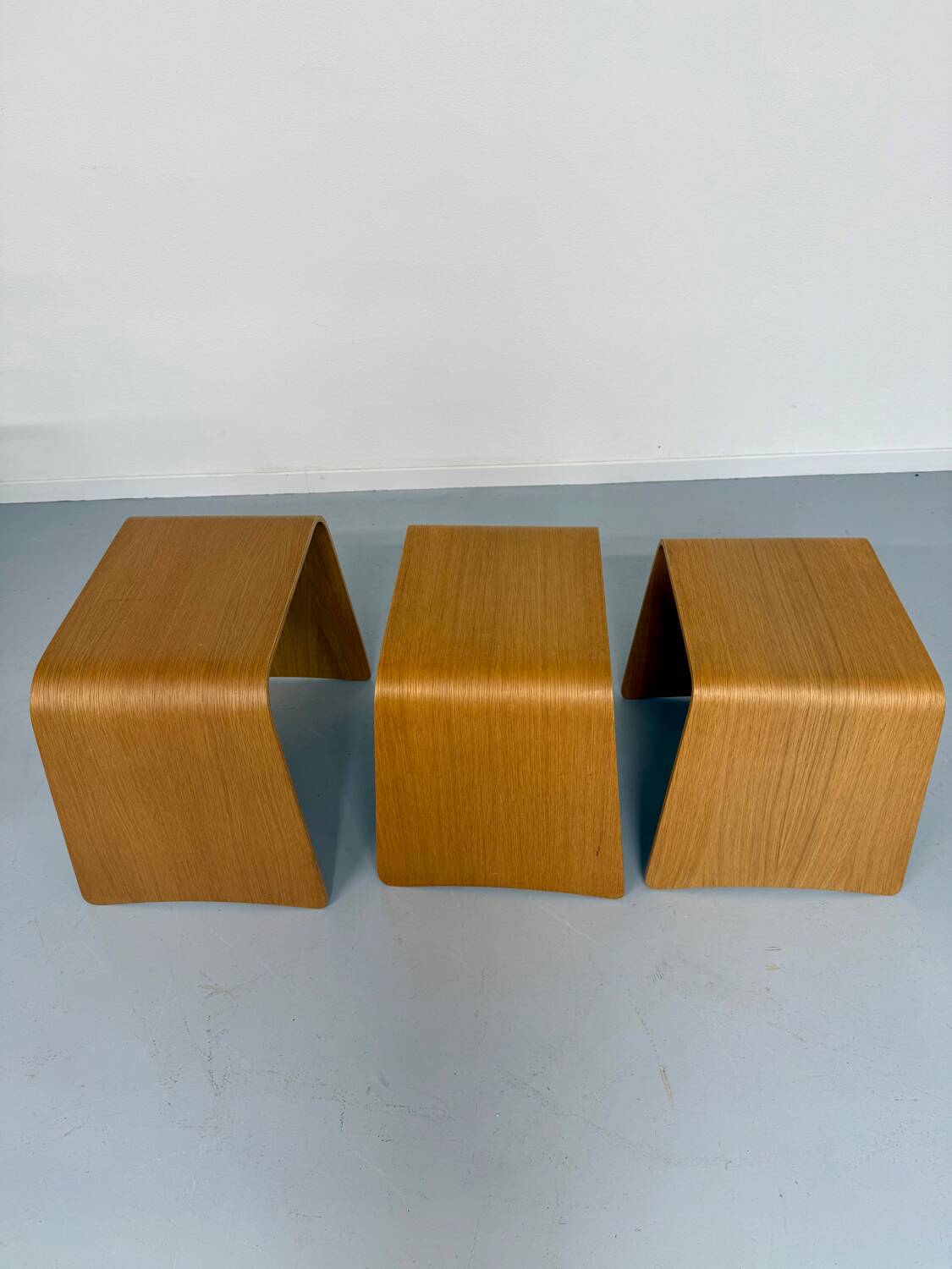 Set of 3 nesting coffee tables in thermoformed wood, 80s design