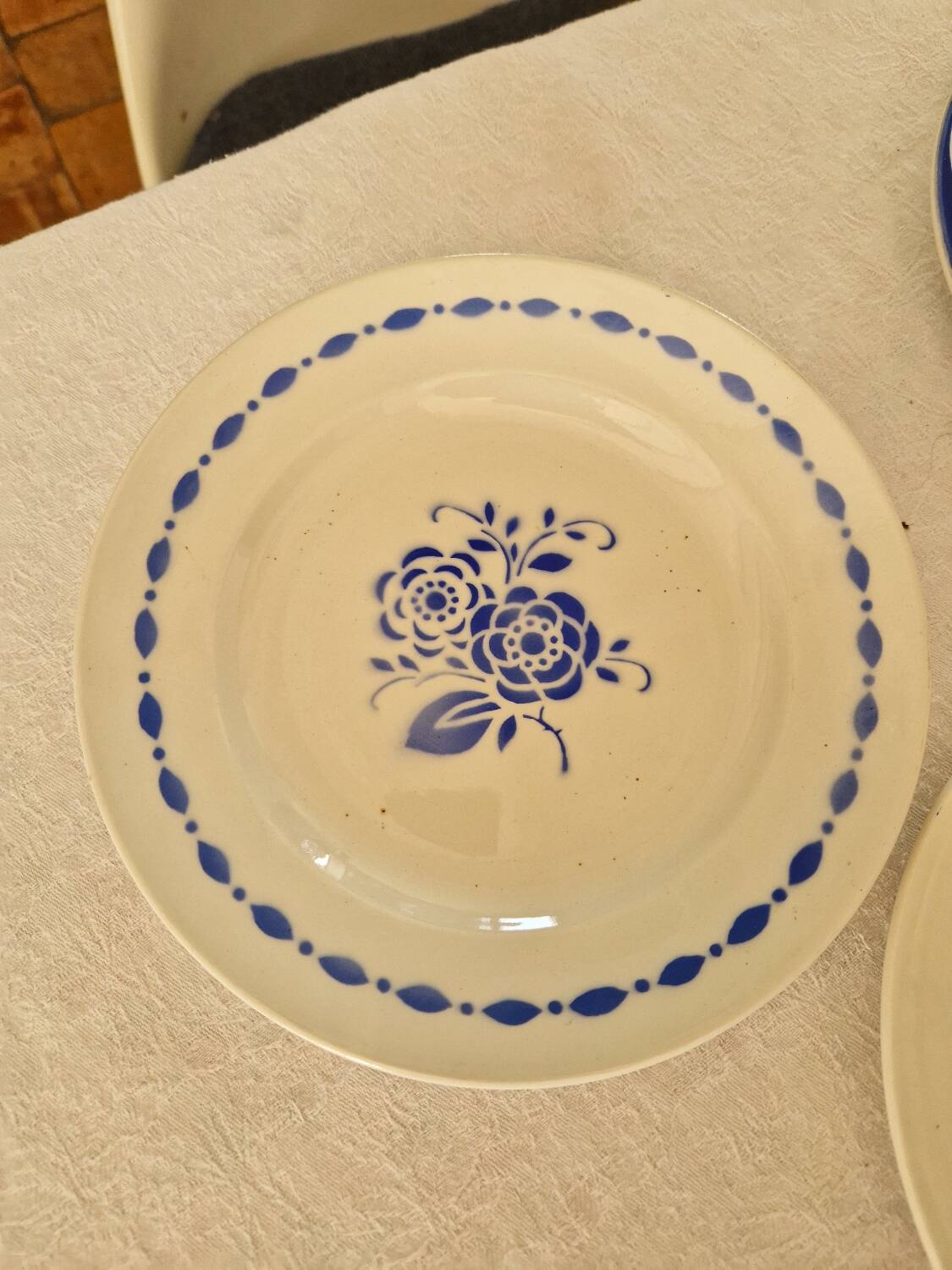 Set of 12 mismatched dinner plates