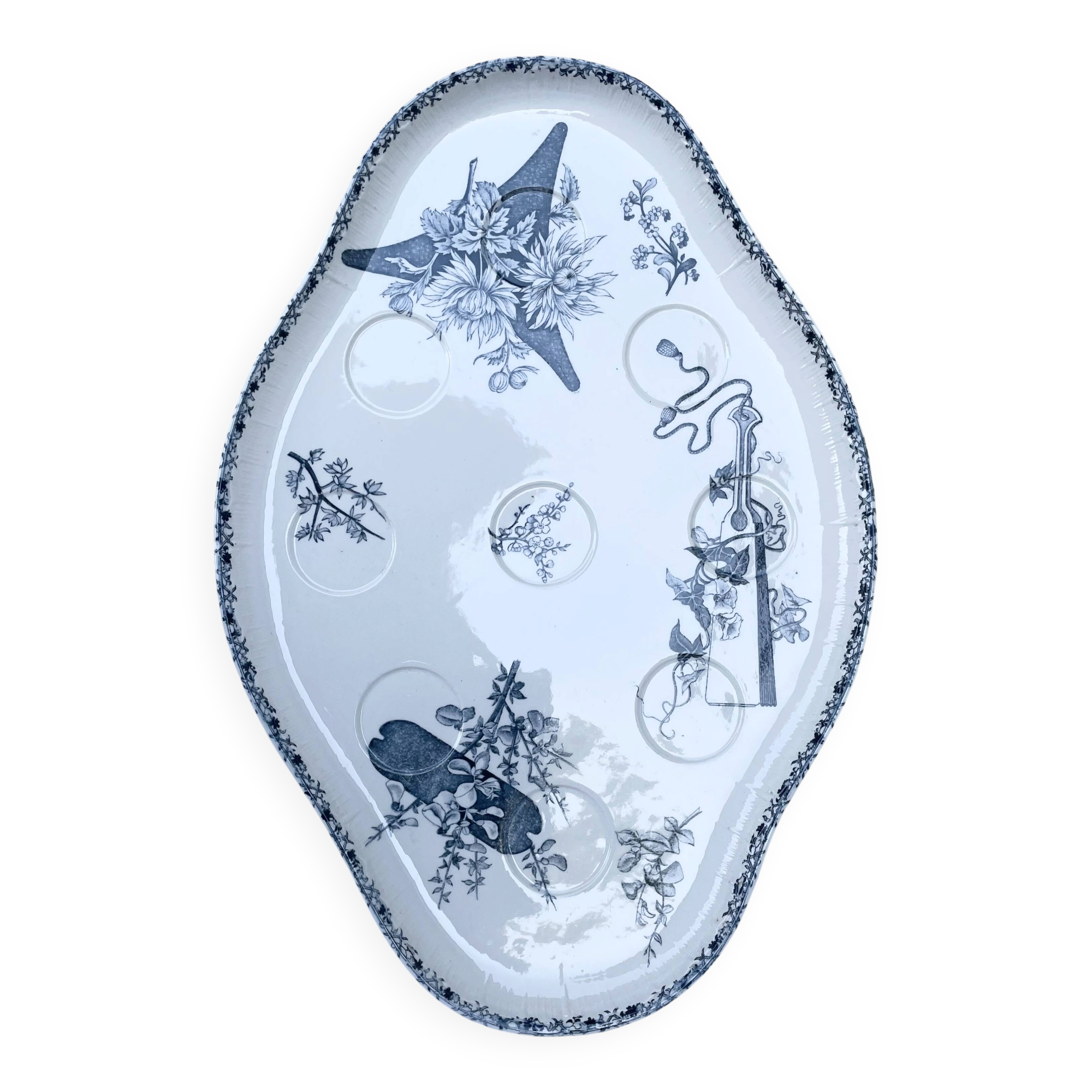 Plat ancien à œufs en terre de fer – Émile Bourgeois, fin XIXe siècle