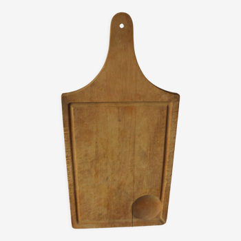 Wood cutting board with groove and handle