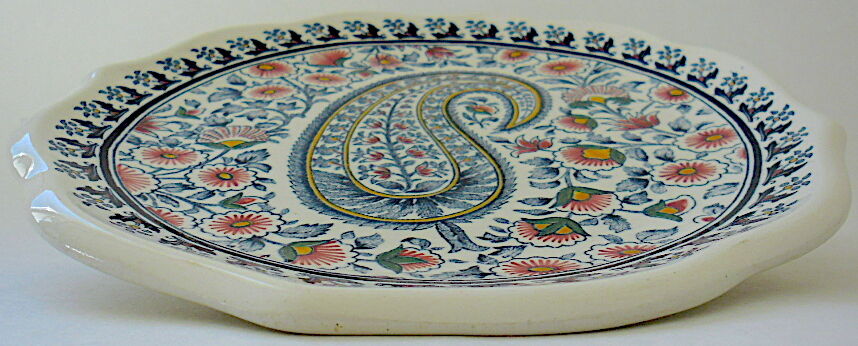 Assiette en faïence polychrome vernissée à bords chantournés par la manufacture de Gien