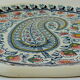 Assiette en faïence polychrome vernissée à bords chantournés par la manufacture de Gien