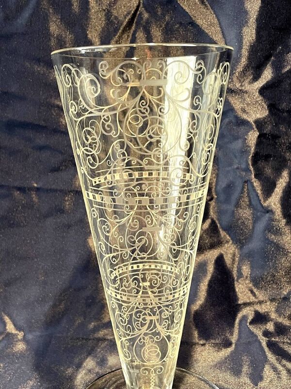 Vase conique modele lido en cristal de baccarat motifs art deco
