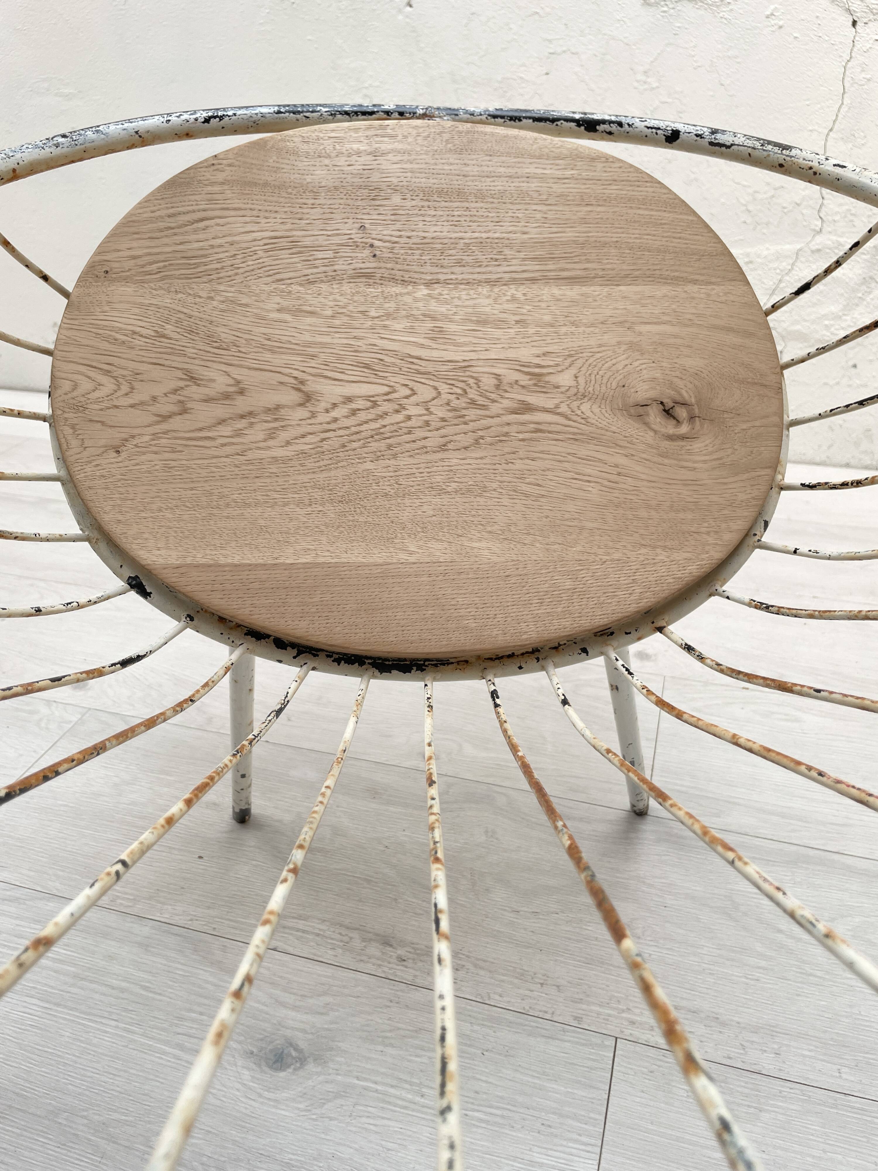 Basket armchair in metal and wood.