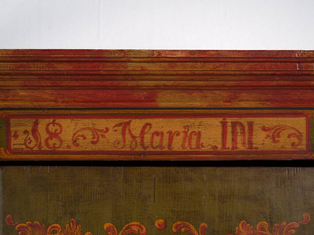 Armoire ancienne peinte en bois de pin – Austrie, 1831