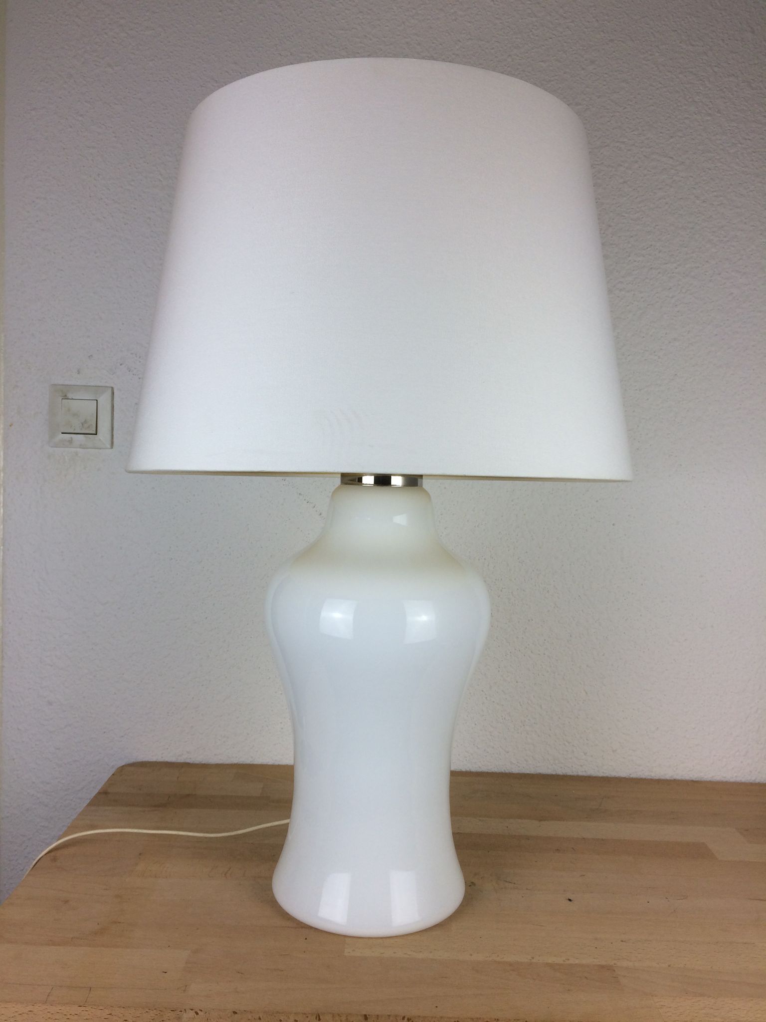 Lampe à poser opaline années 70 space age pied balustre