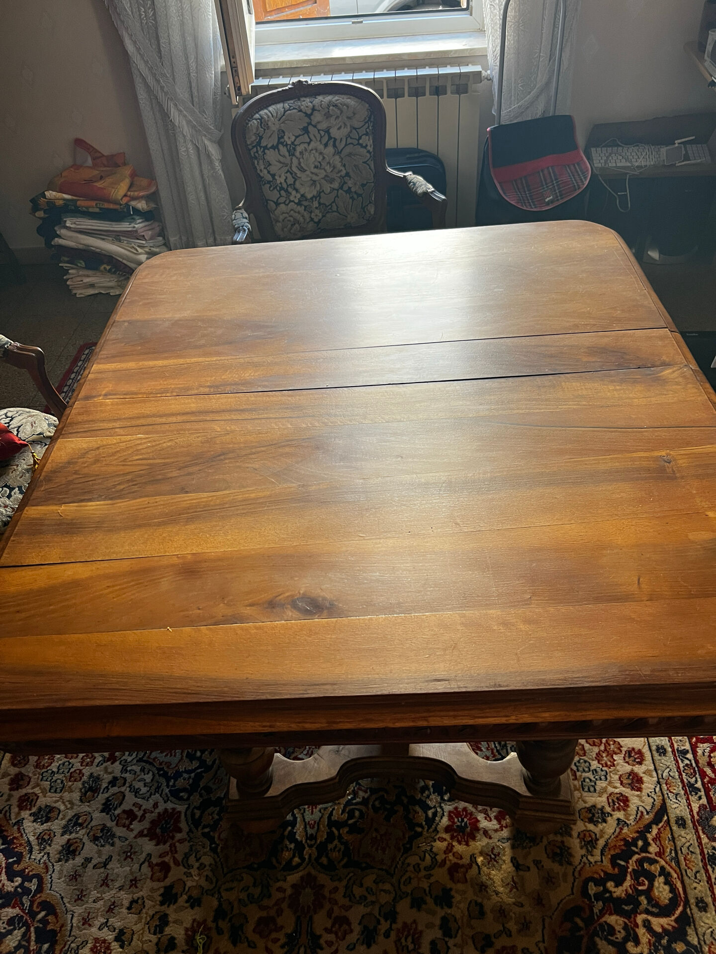 Table extensible Henri II en noyer massif
