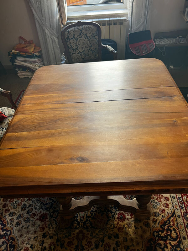 Table extensible Henri II en noyer massif