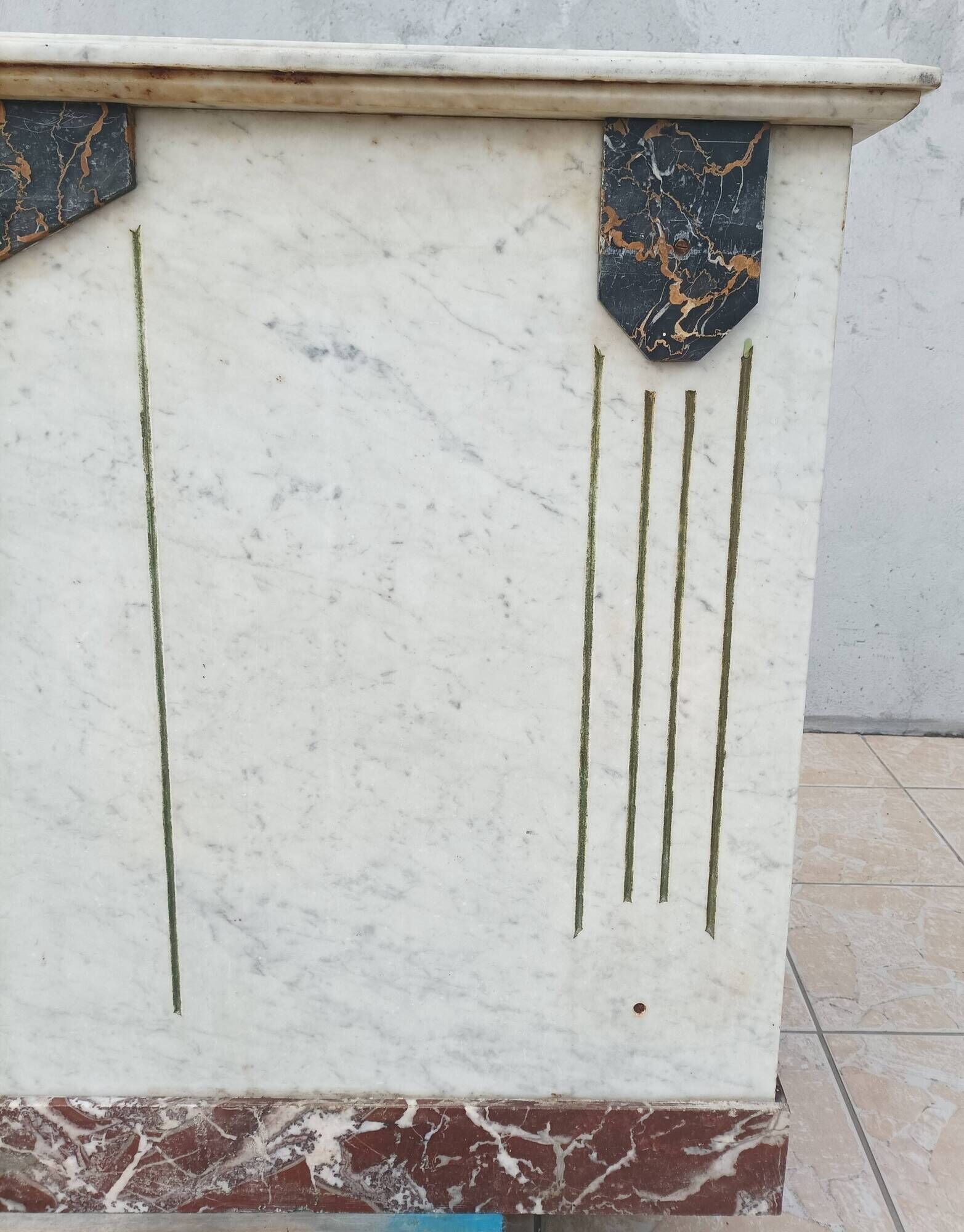 Central island shop counter in marble and oak, Art Deco period.