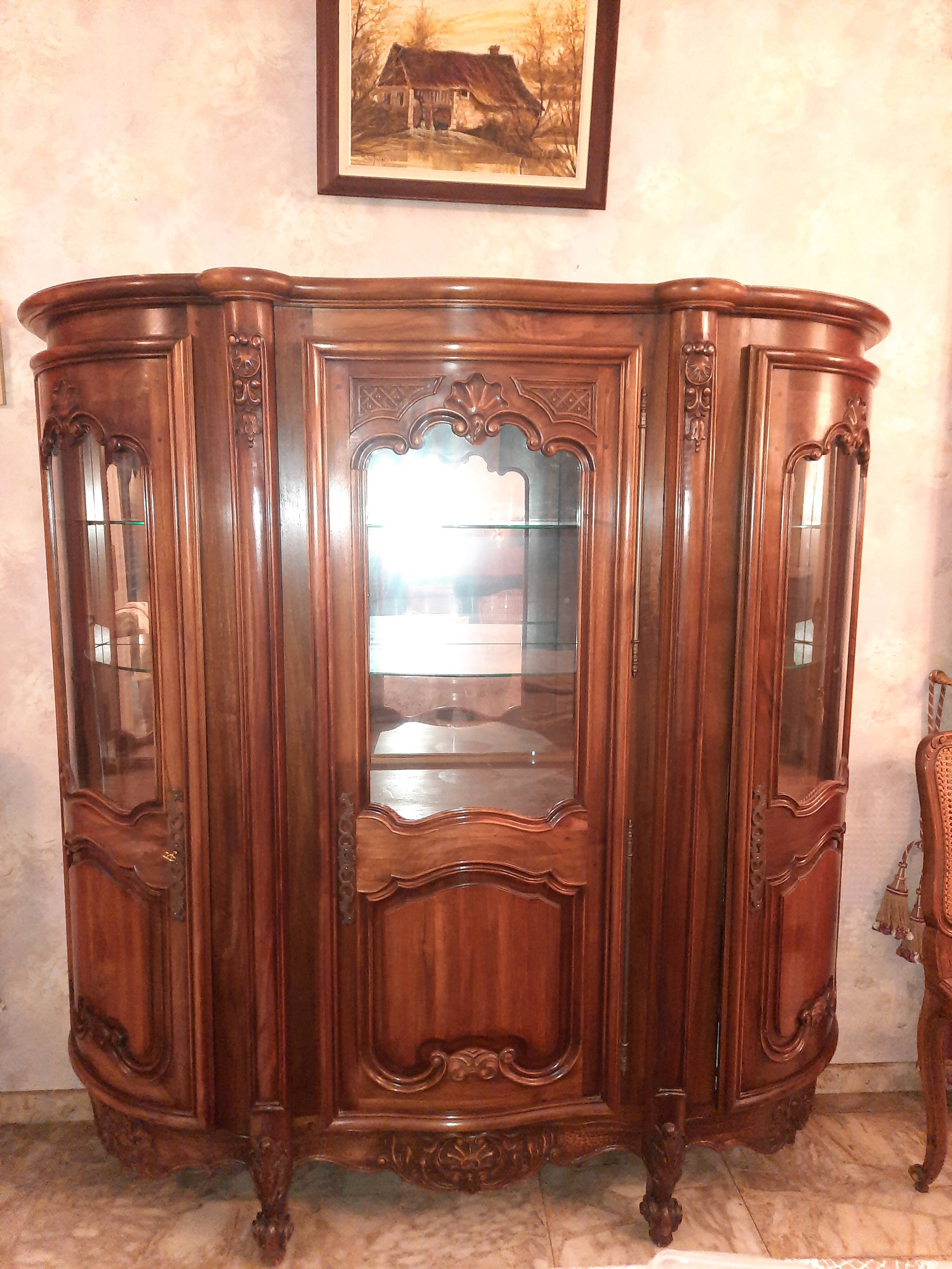 Argentier trois portes dont 2 arrondies, style régence.