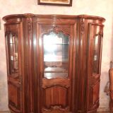 Argentier trois portes dont 2 arrondies, style régence.