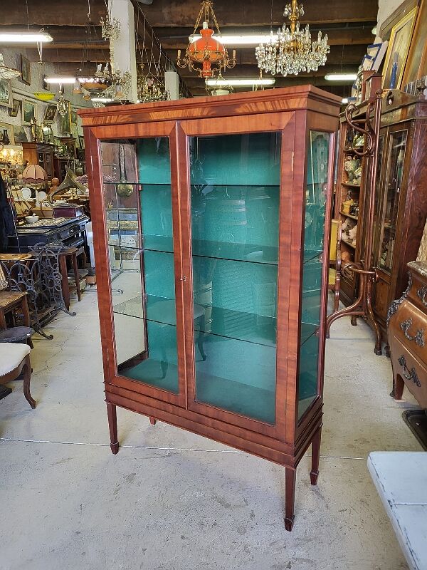 Showcase 2 doors 3 floors glazed mahogany