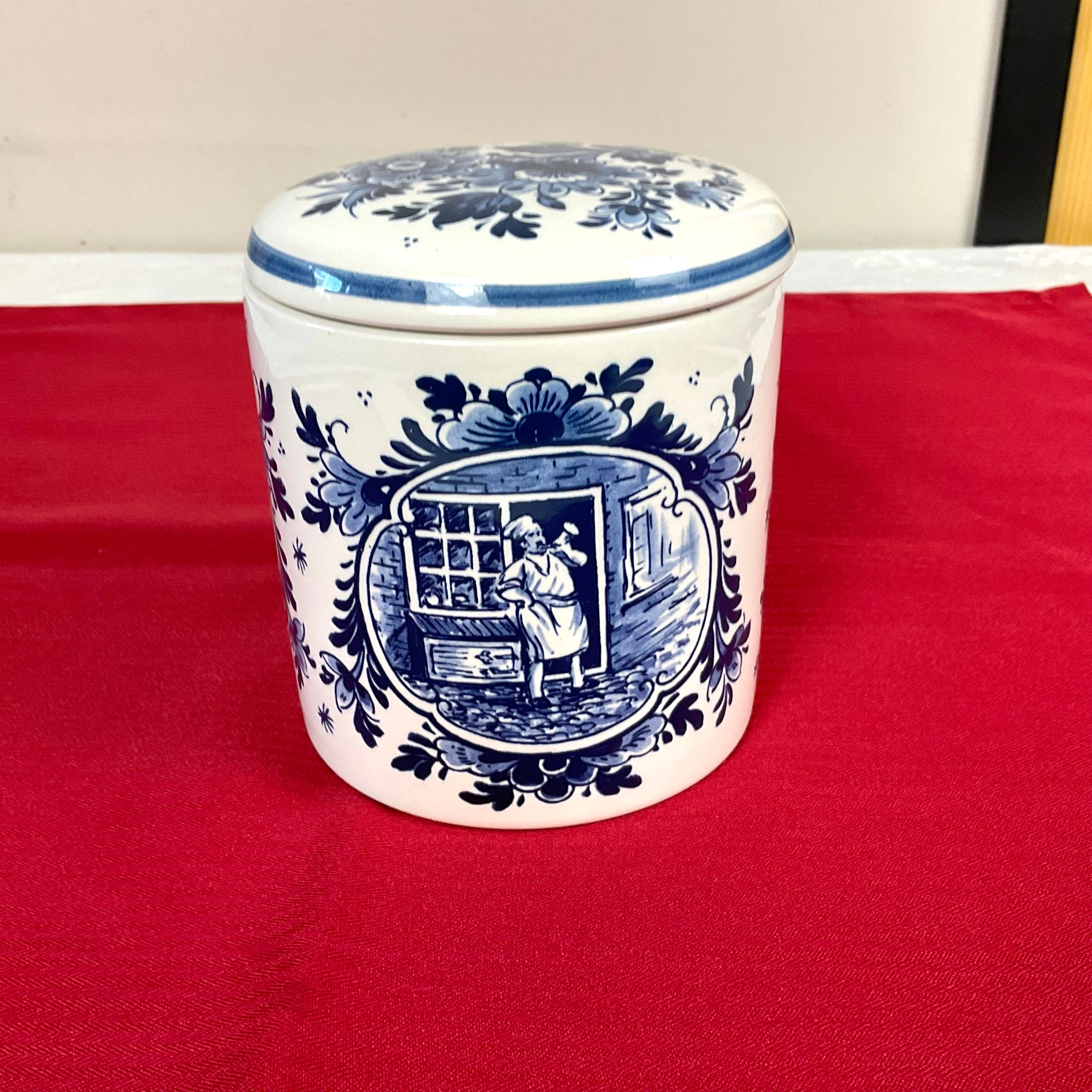 Delft blue Holland ceramic candy box