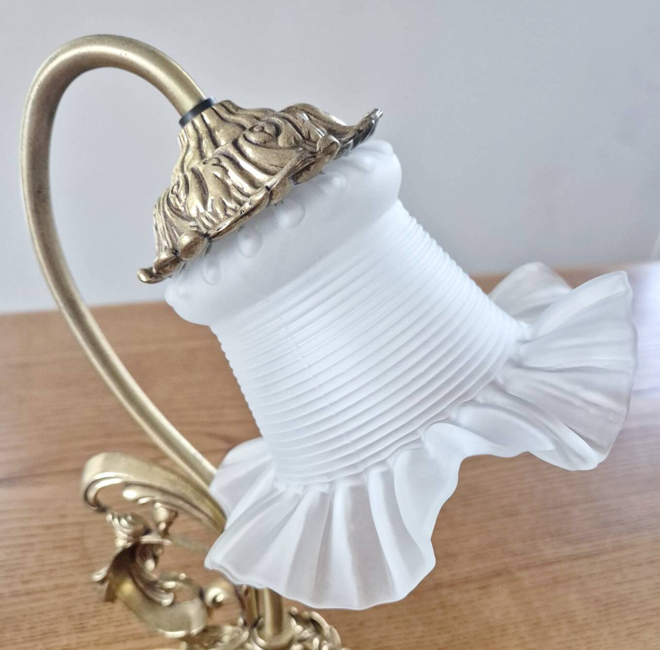 Art Nouveau bedside lamp in bronze with a tulip shape.