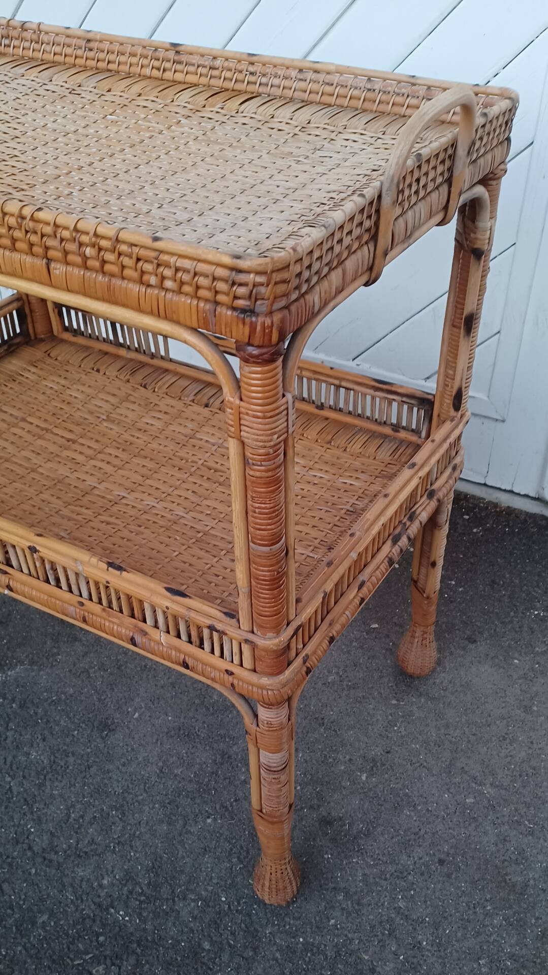 Ancienne desserte en rotin tressé