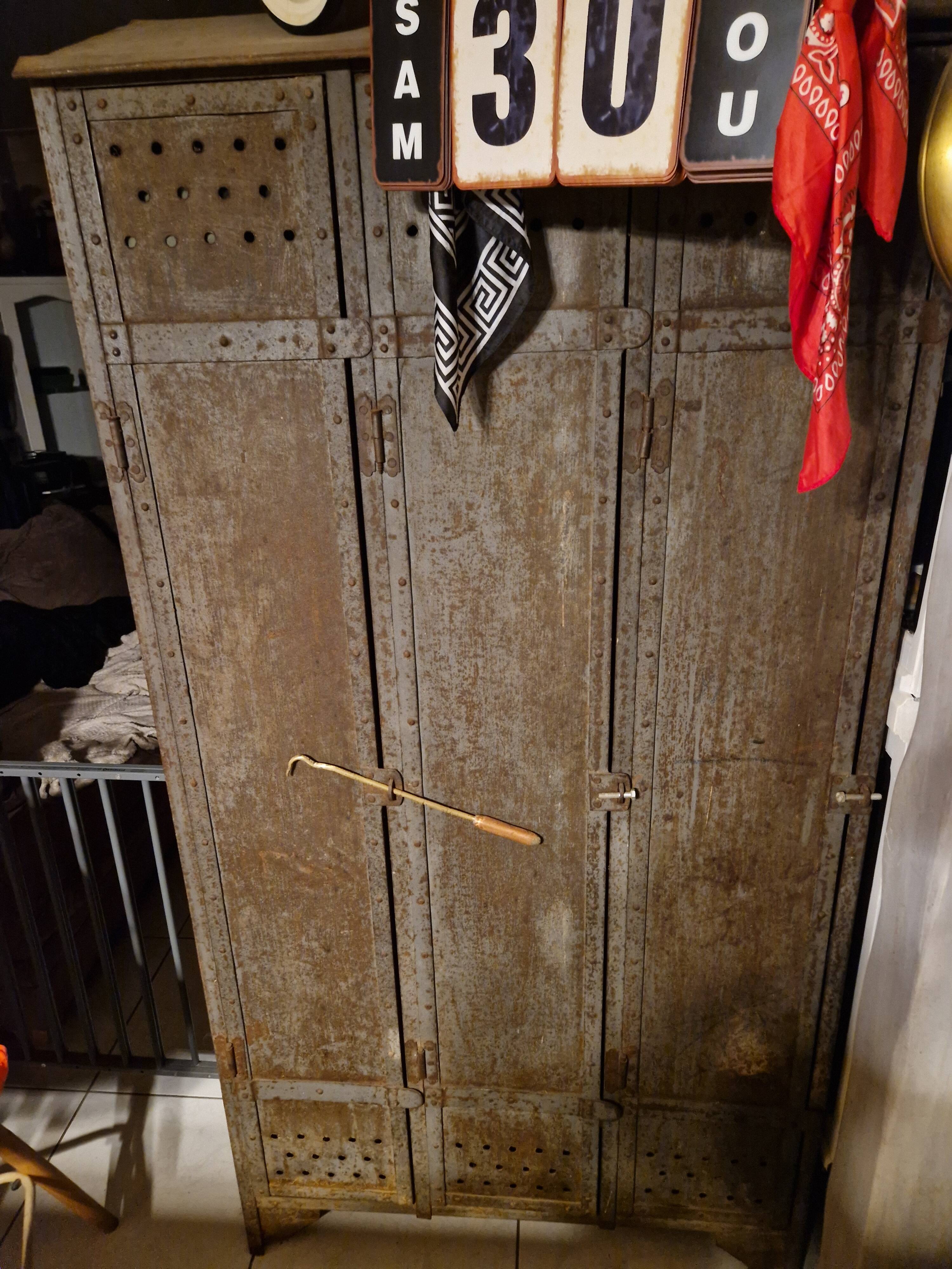 Metal locker
