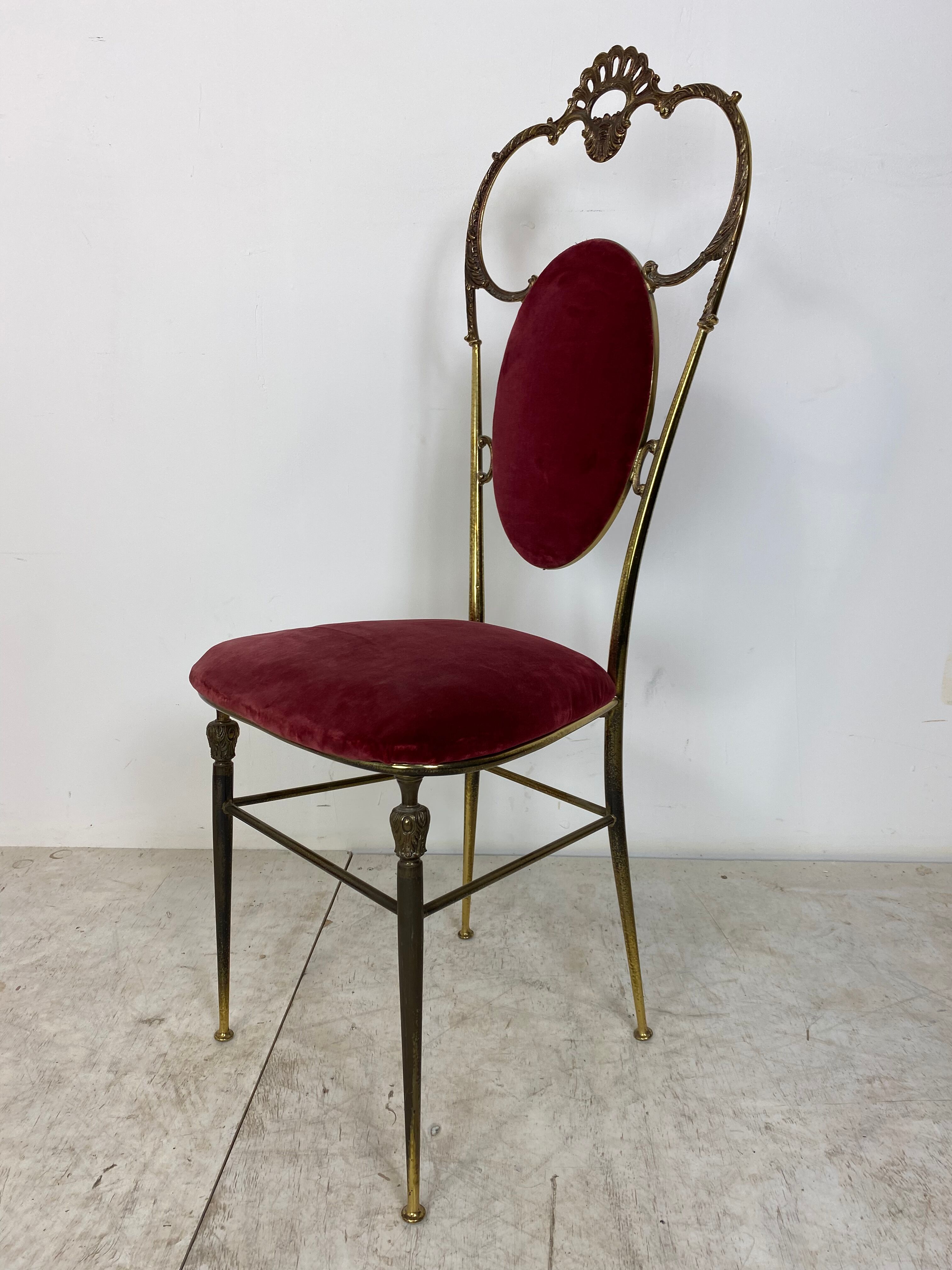 chaise vintage regency style brass et red velvet années 1950
