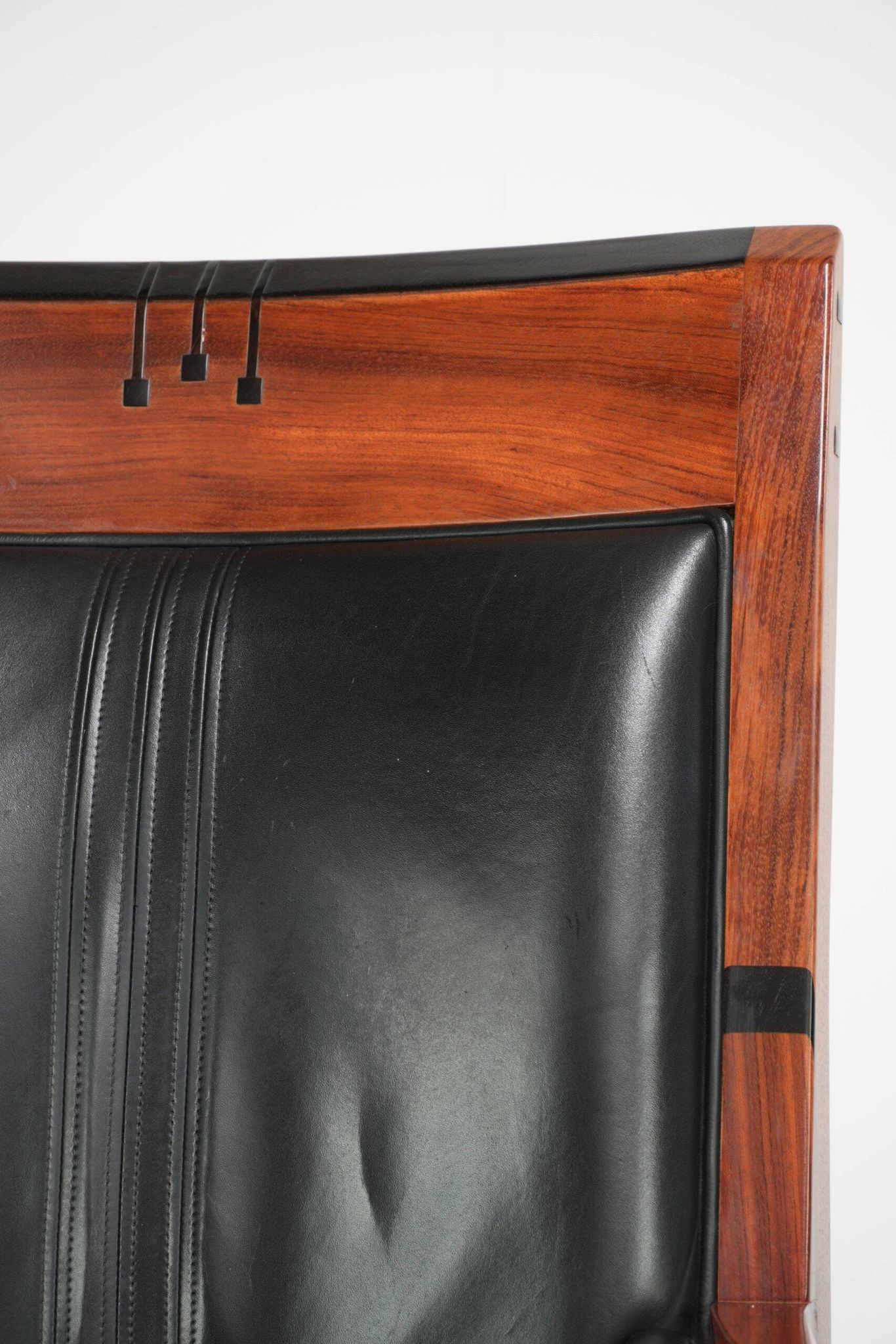 Fauteuil Art Déco en cuir de vache au design élégant