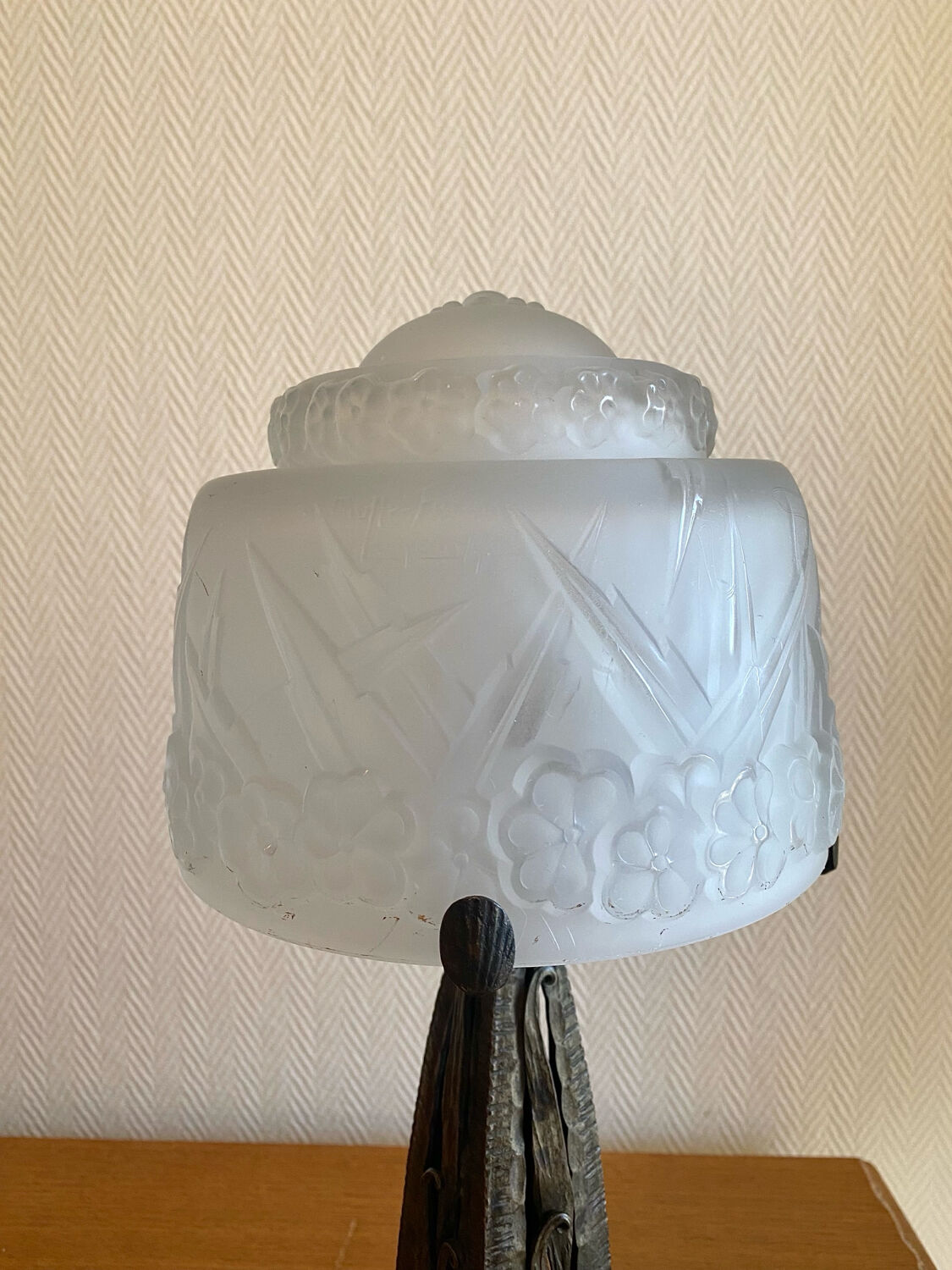 Art Deco lamp signed by Müller Frères in wrought iron and moulded glass.