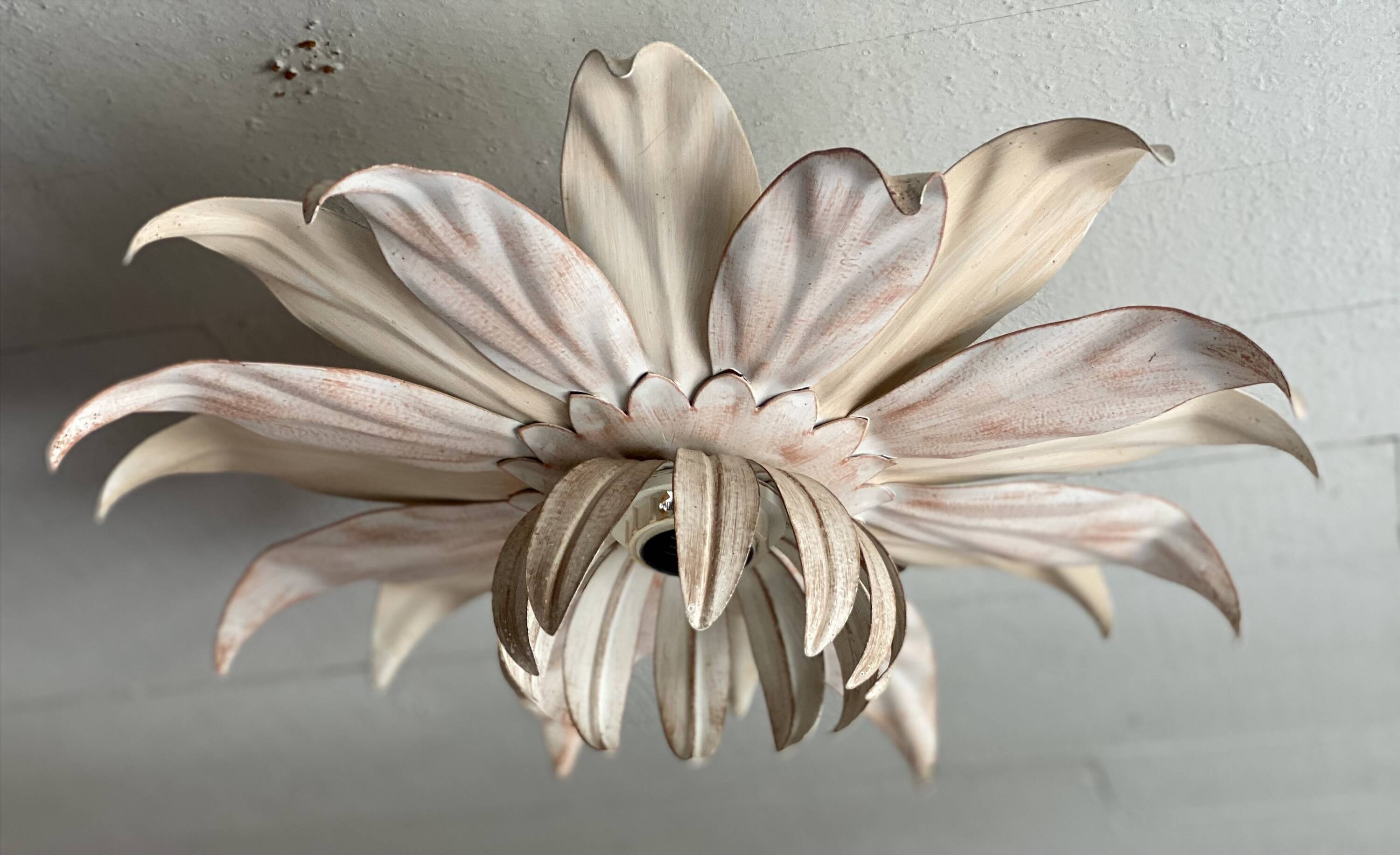 Plafonnier fleur métal laqué vintage 1980