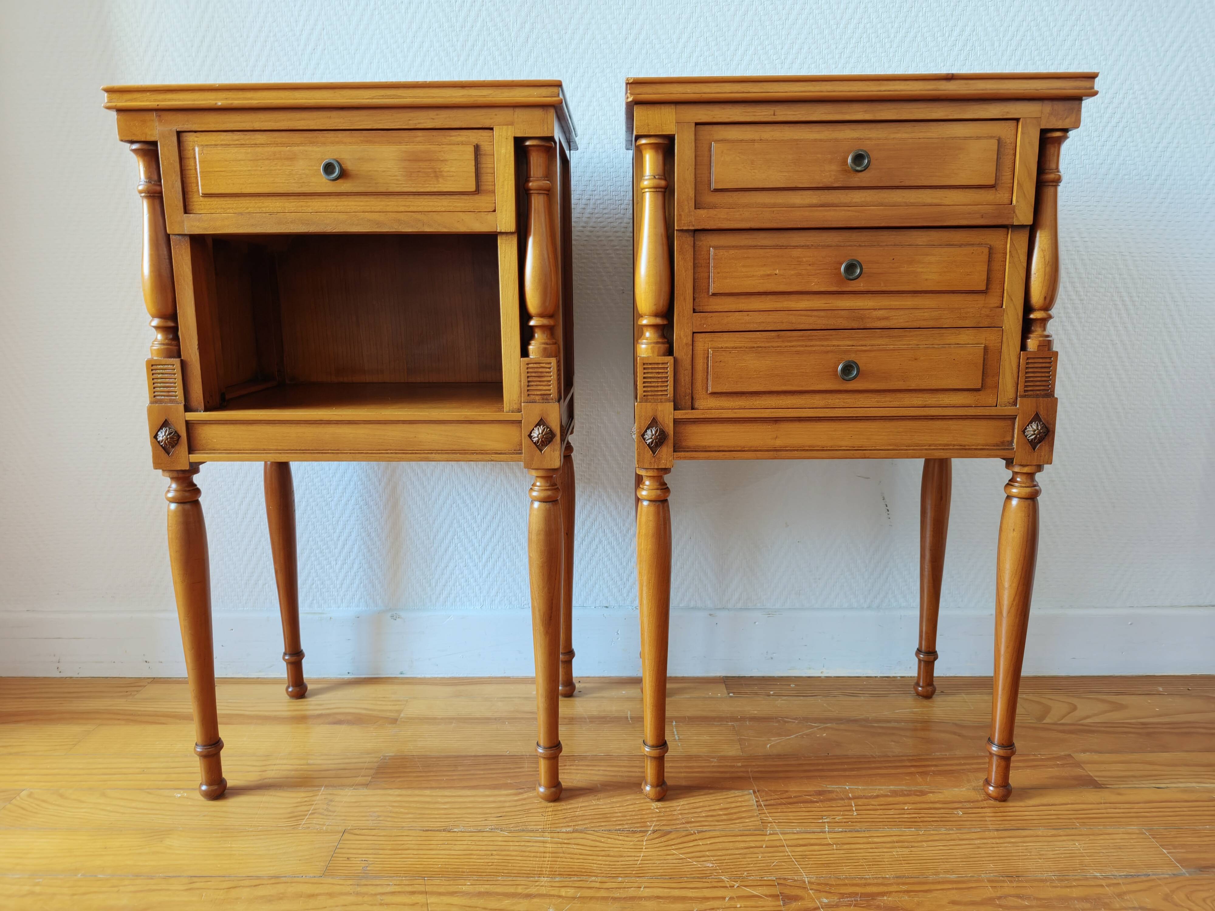 Paire de tables chevet françaises de style Louis XVI