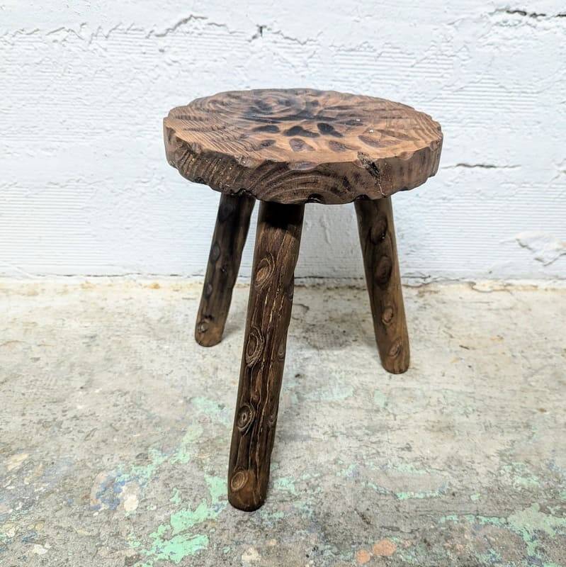 Tabouret tripode en bois sculpté
