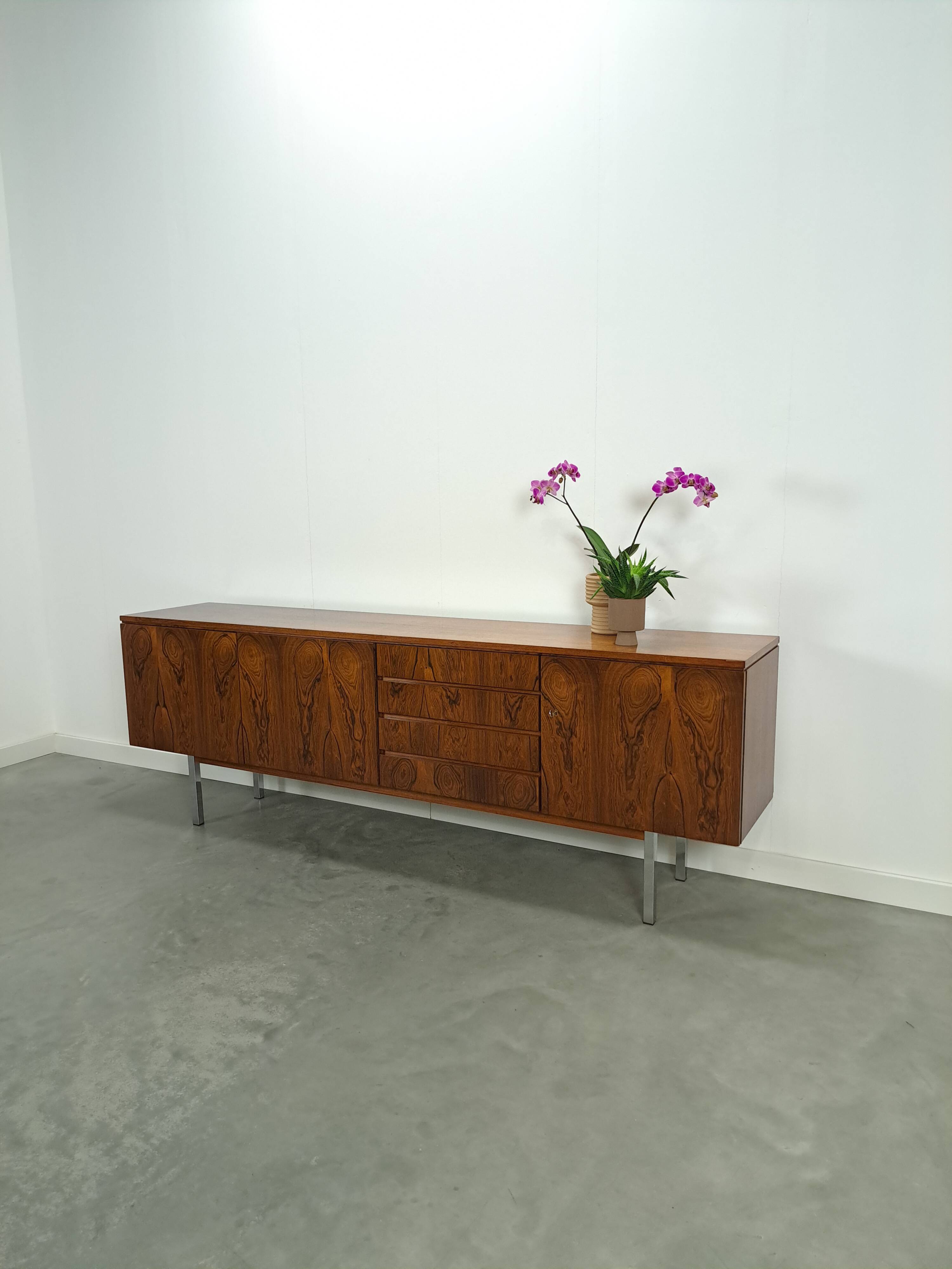 Dressoir rio palissandre plus fin avec chromen poten en lades