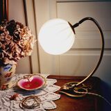 Lampe laiton col de cygne restaurer globe opaline rose