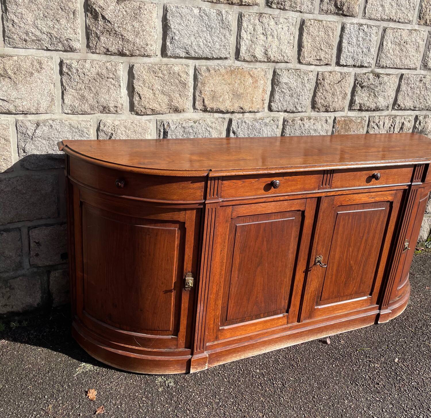 Sideboard in a half-moon shape