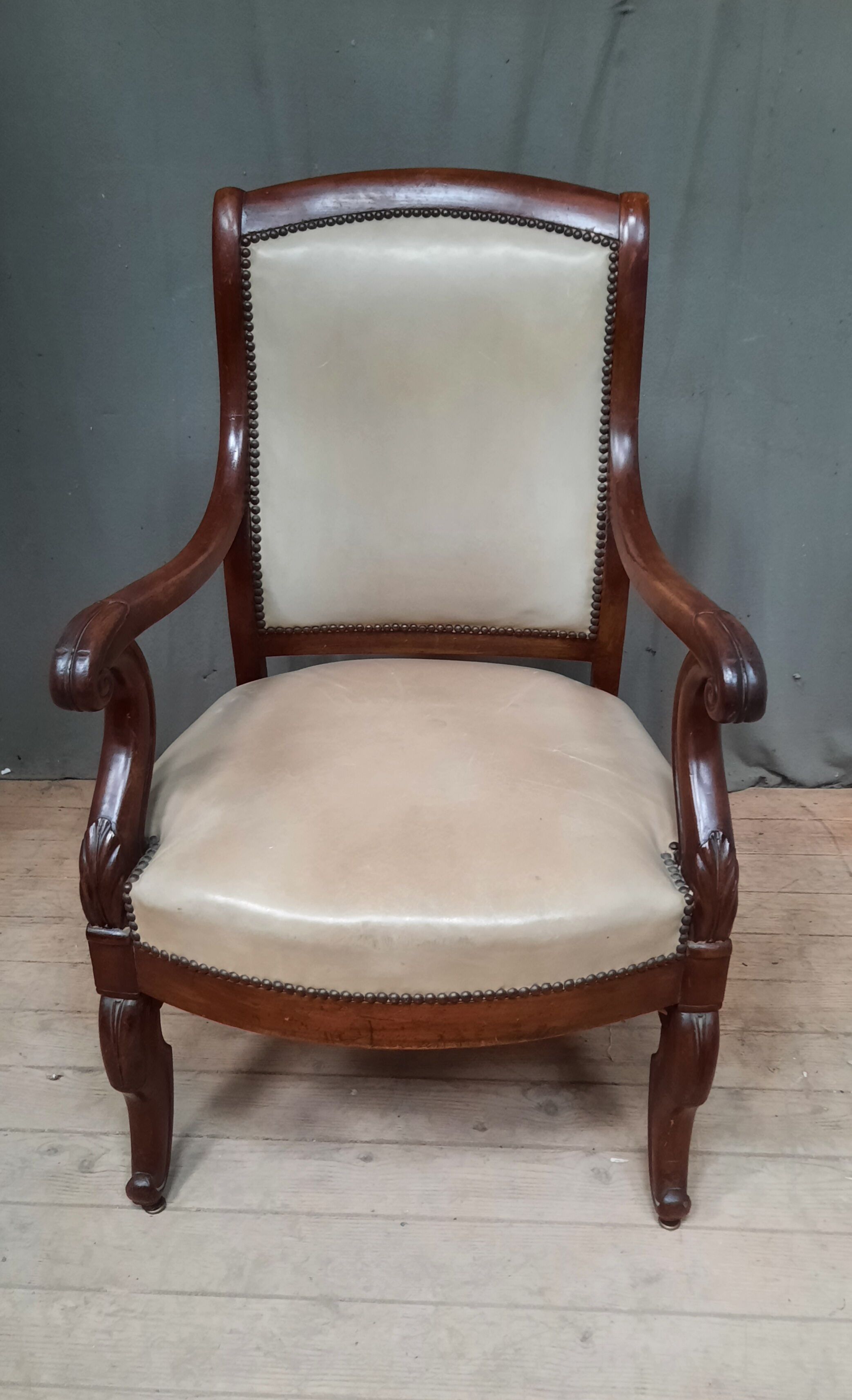 Mahogany armchair with butt