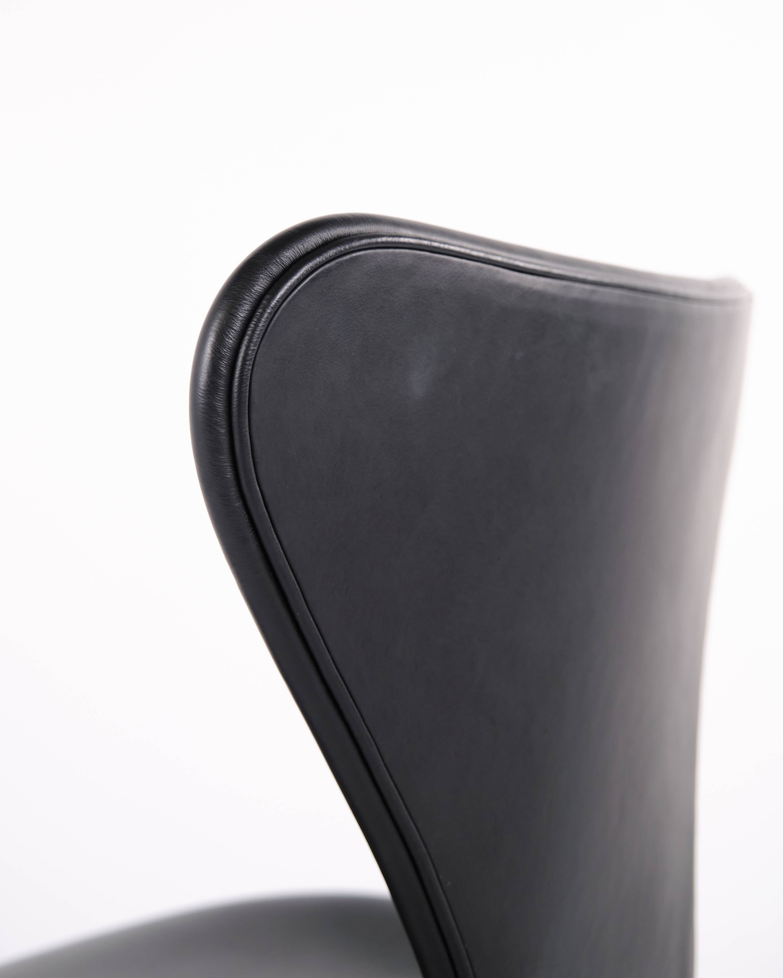 Seven office chair - Model 3117 - Black leather - Swivel function - Arne Jacobsen - Fritz Hansen